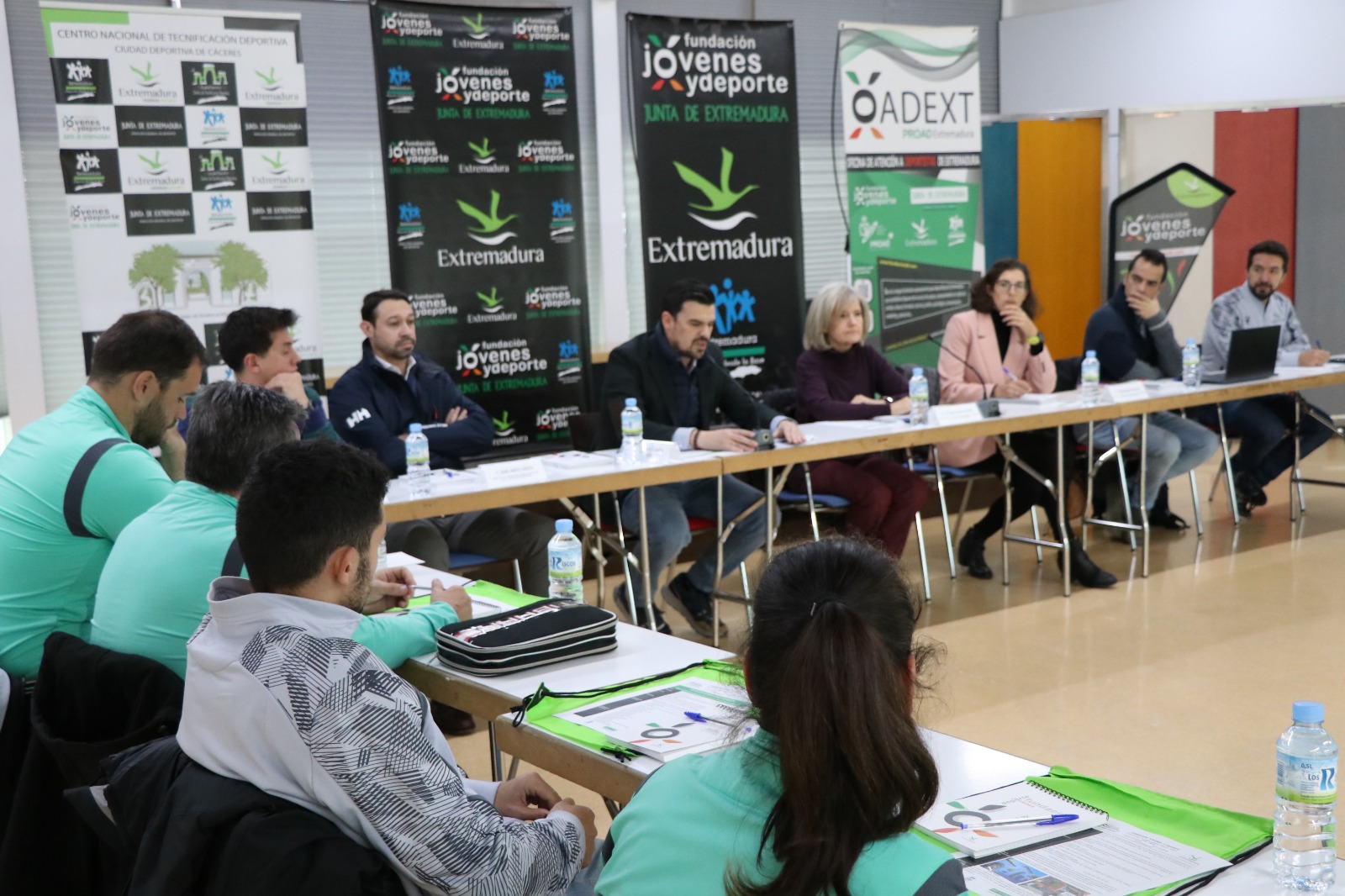 Encuentros deportistas y miembros Junta Extremadura foto 3