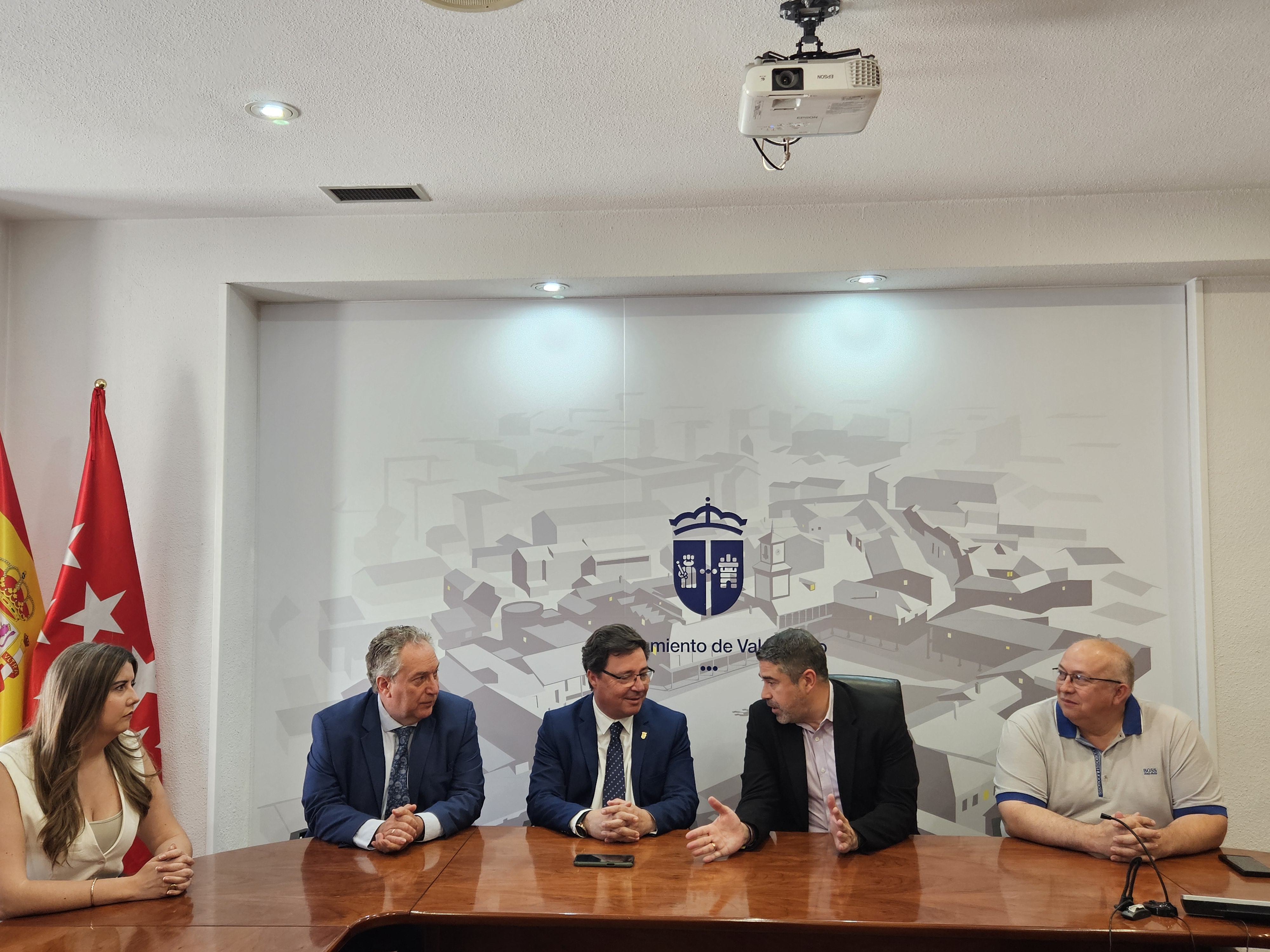 El consejero durante la reunión con el alcalde de Valdemoro y otros miembros de la corporación municipal