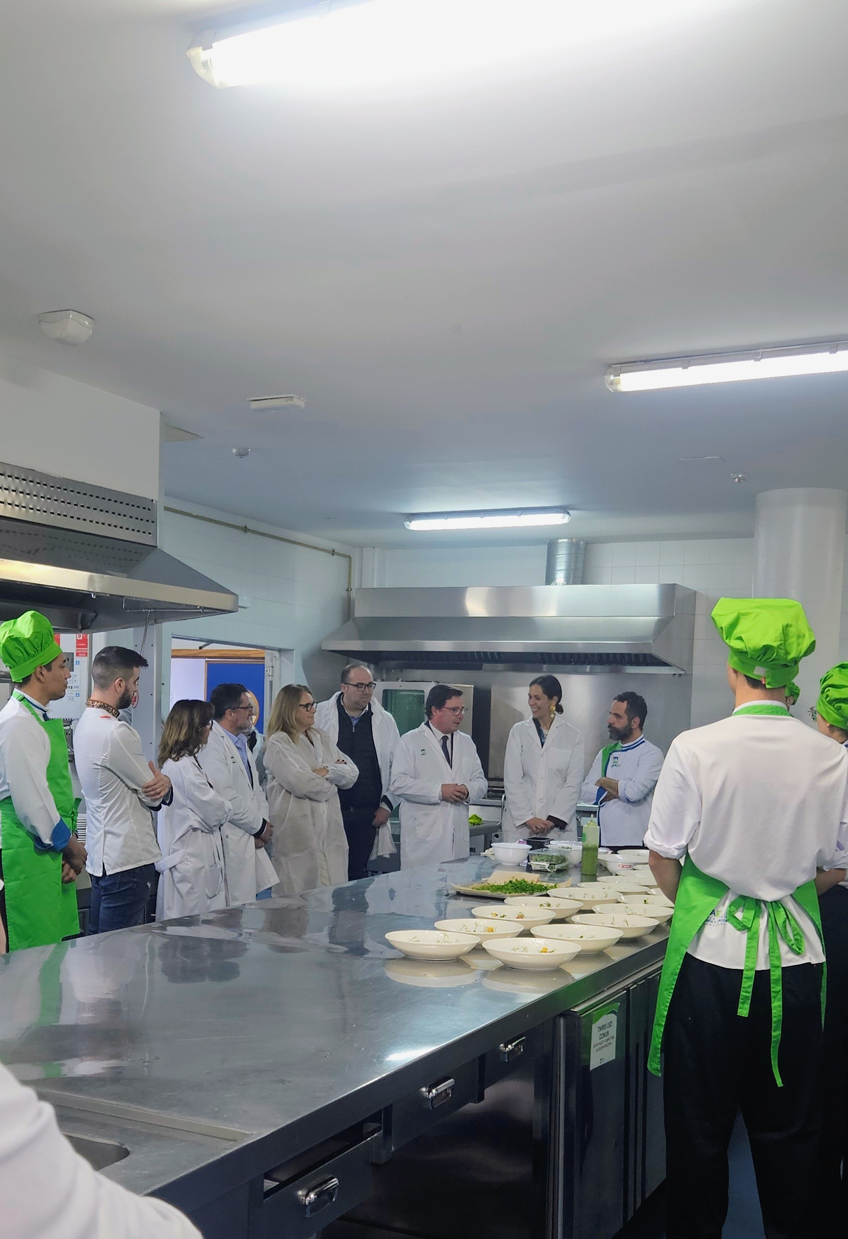 El consejero de Economía con los alumnos de la Sala de Promoción Empresarial foto 2
