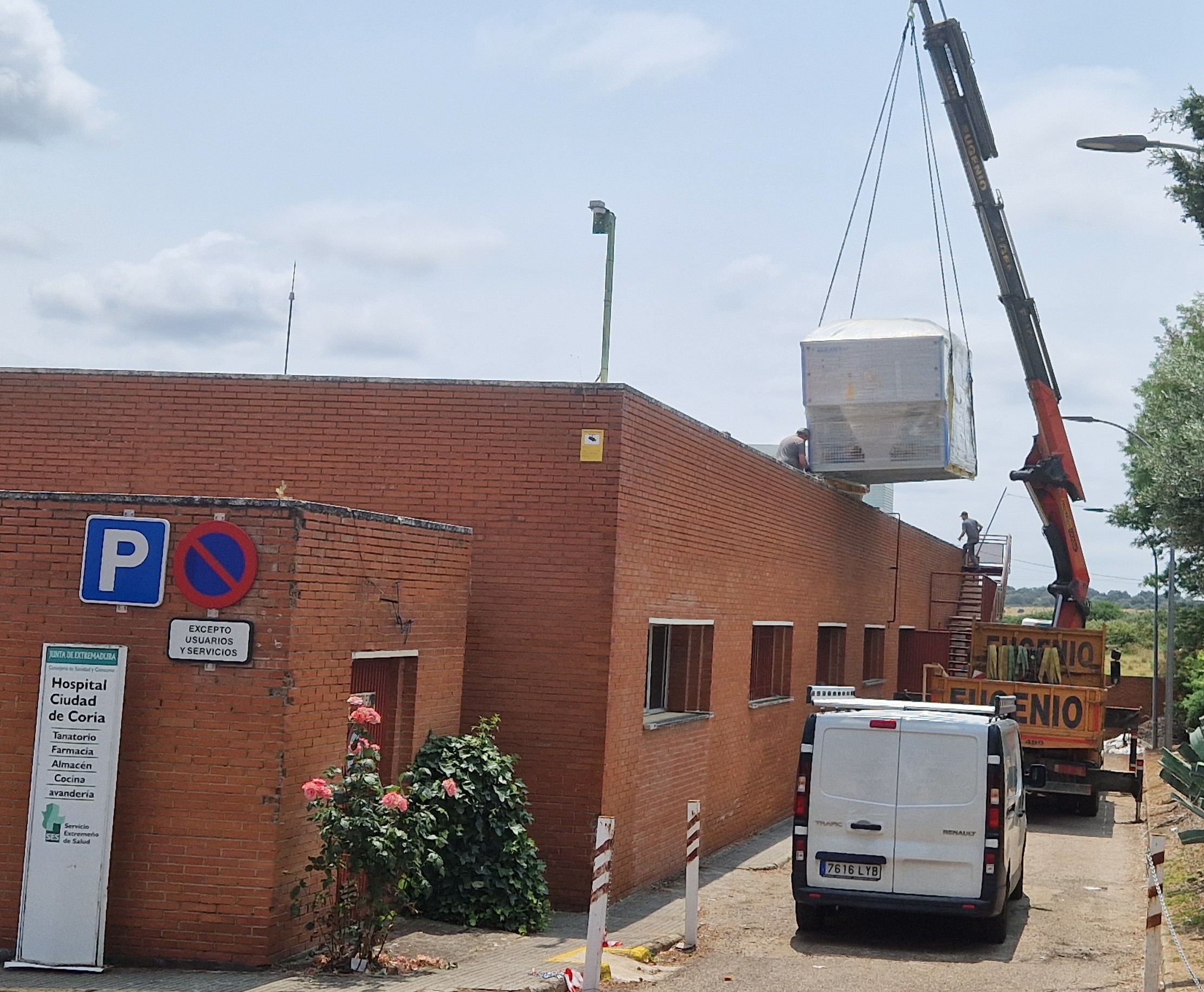 Imagen del artículo El SES invierte más de 87.000 euros en una nueva climatizadora para el edificio de lavandería del Hospital de Coria
