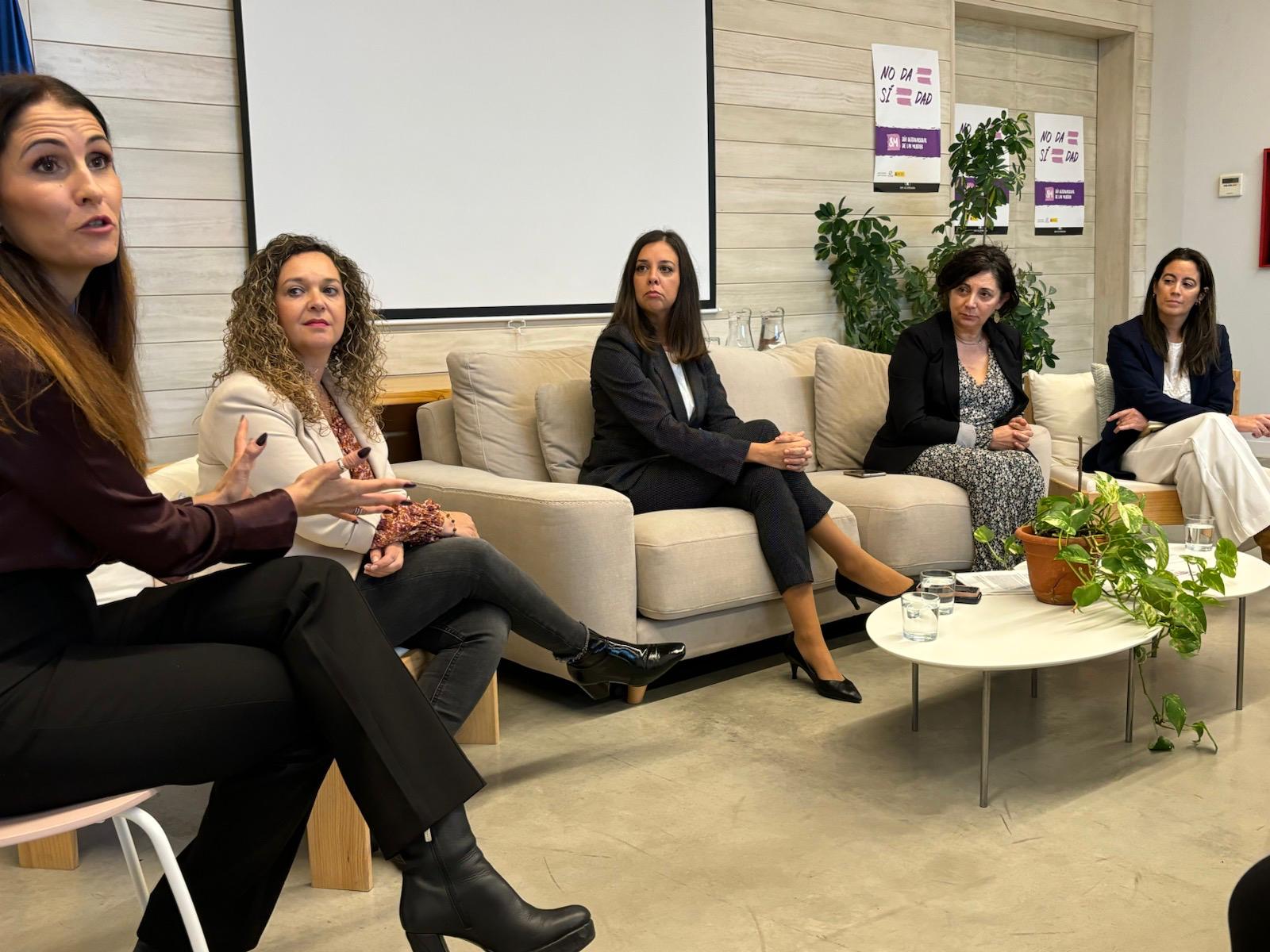 Imagen del artículo La secretaria de Igualdad y Conciliación resalta la importancia de la inserción laboral de las víctimas de violencia de género durante una mesa redonda por el 25N