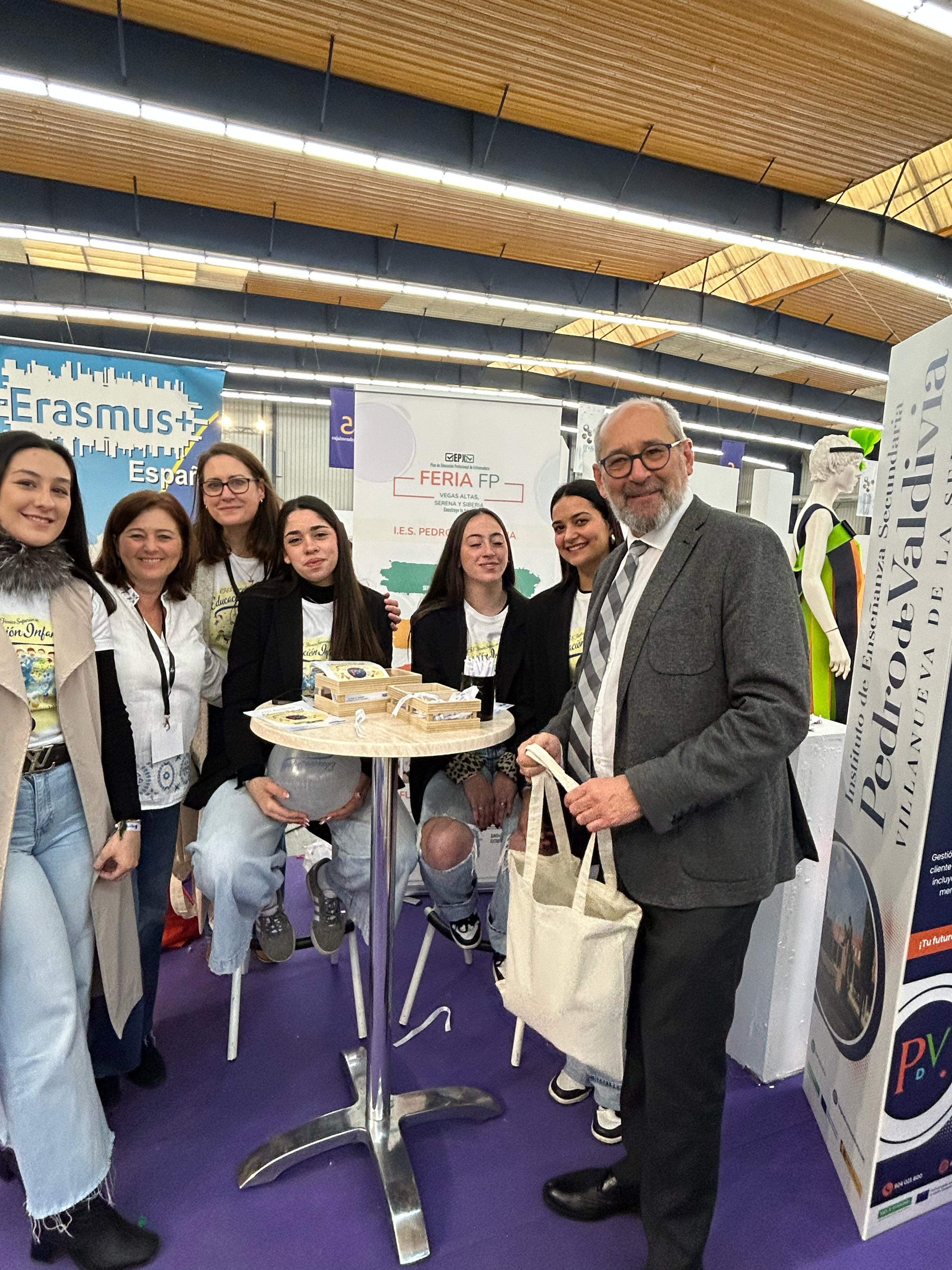 Foto de Educación convoca las becas Erasmus+ para formación en empresas y prácticas formativas del módulo FCT de alumnos de ciclos formativos
