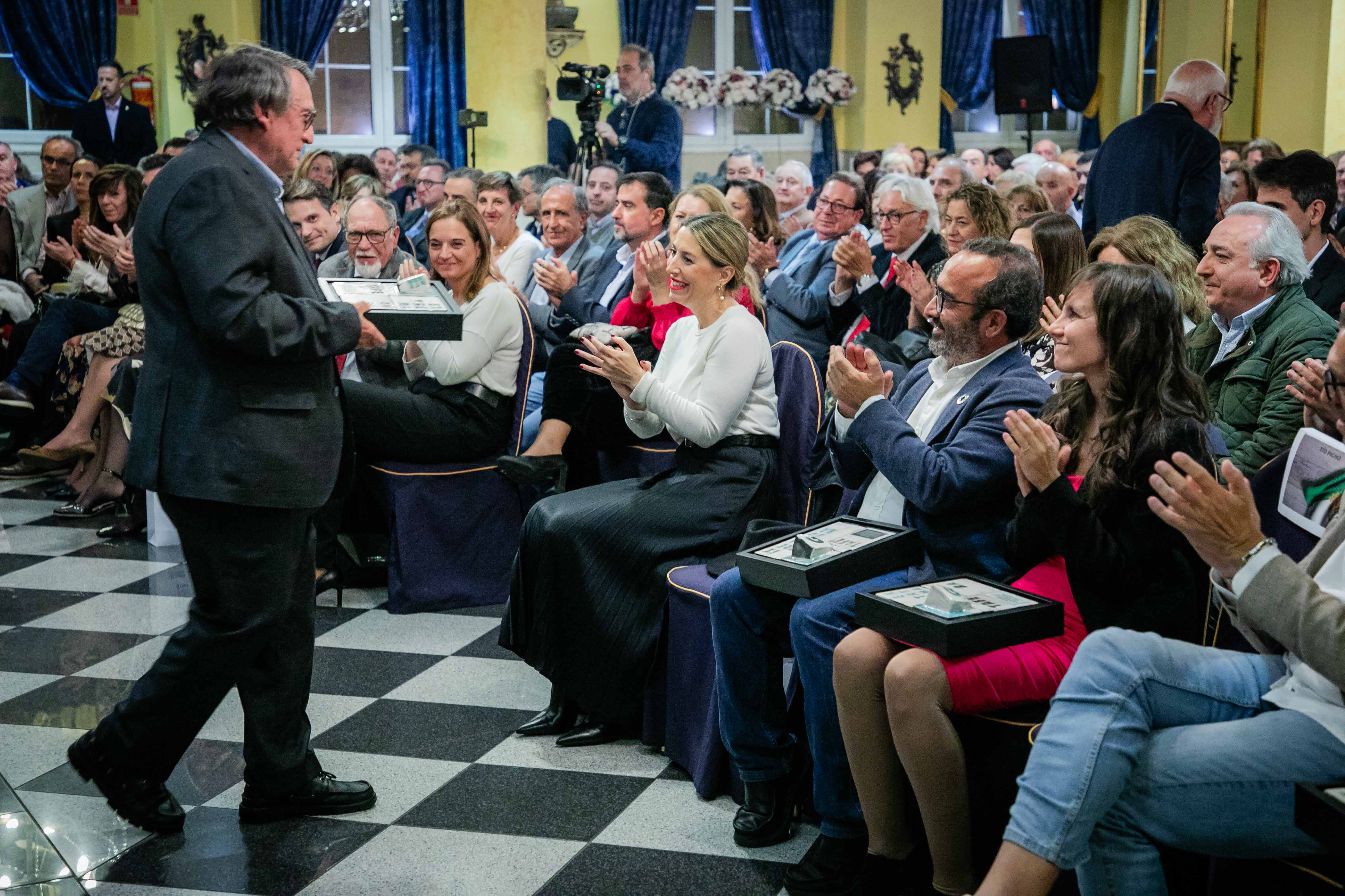 María Guardiola recibe el 'Premio Especial' de la Casa Regional de Extremadura en Getafe