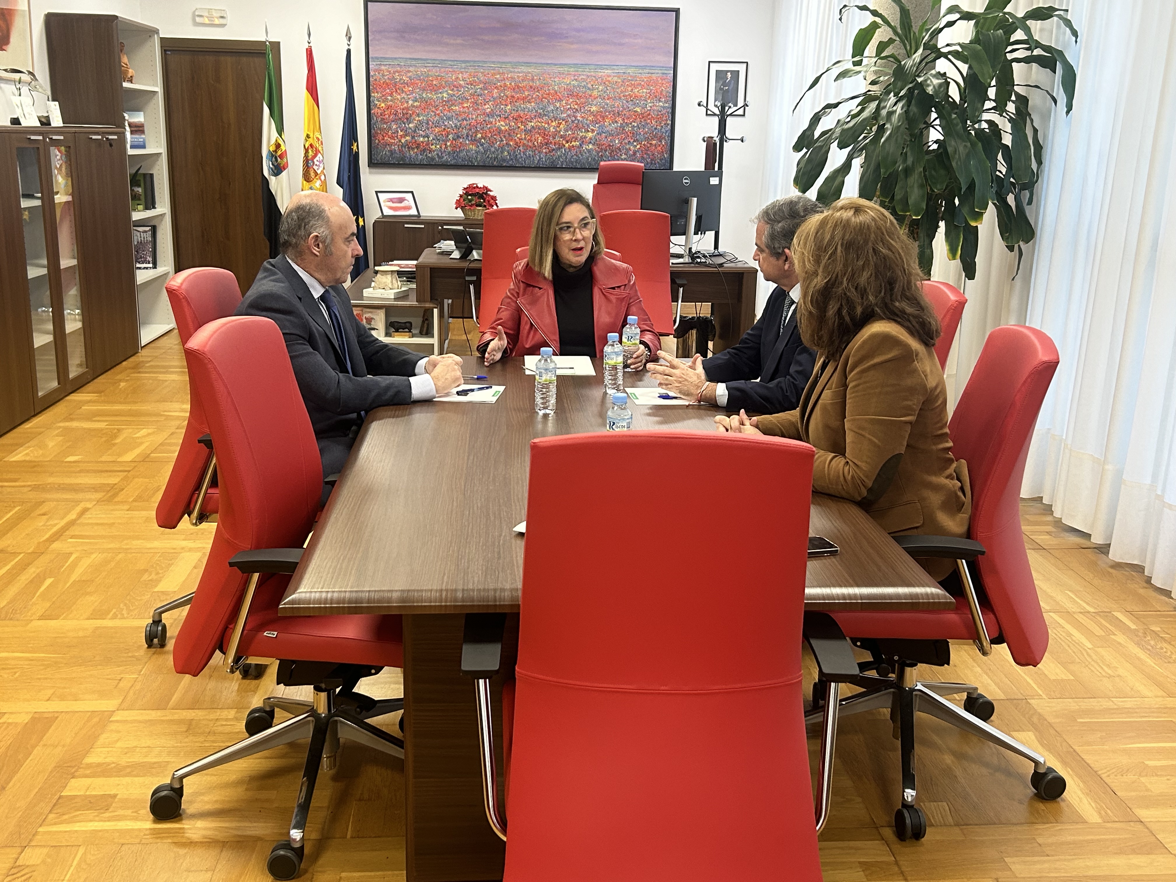 Imagen de la reunión de la consejera con los presidentes de las Cámaras de Comercio de la región