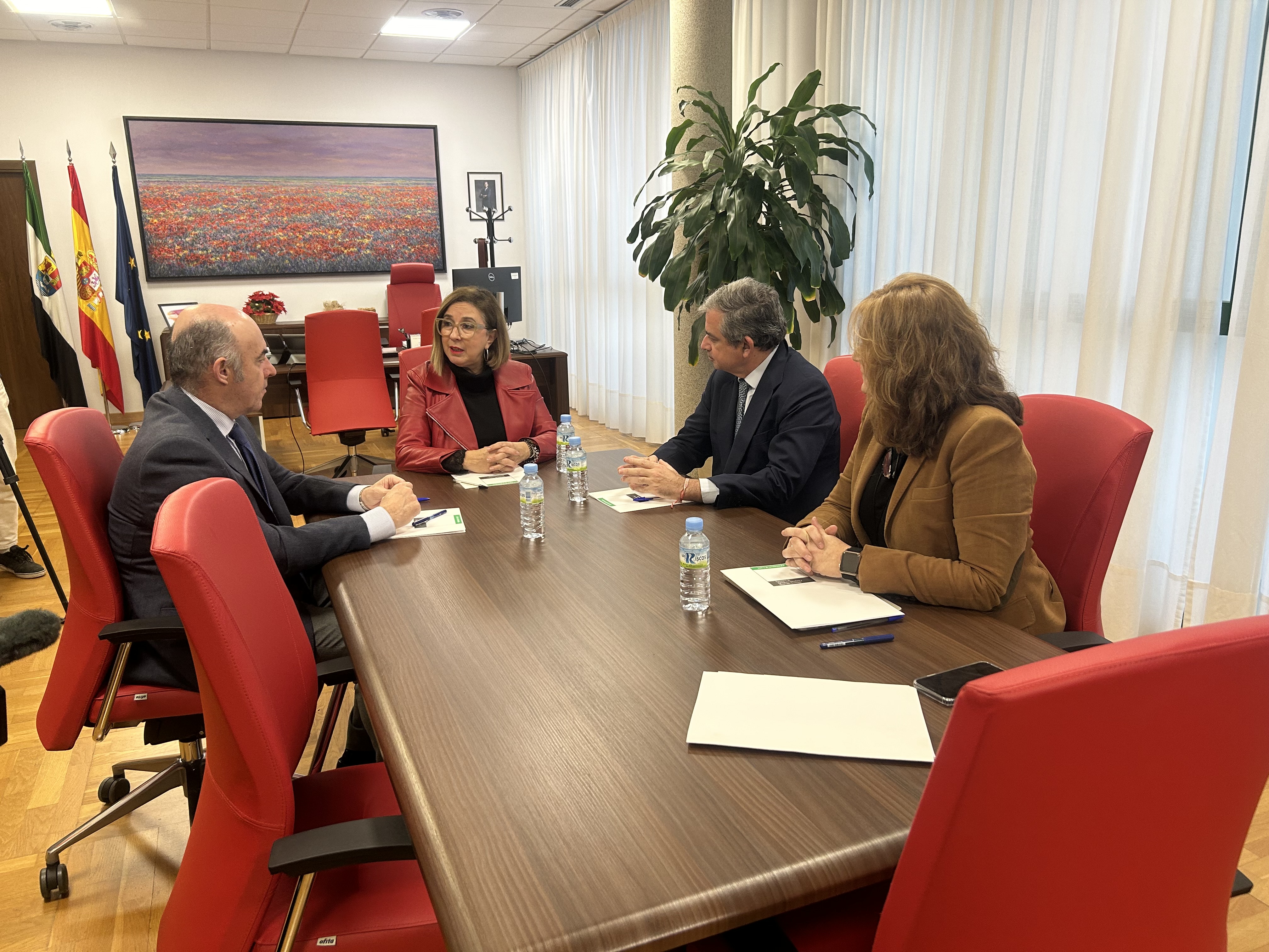 Imagen de la reunión de la consejera con los presidentes de las Cámaras de Comercio de la región