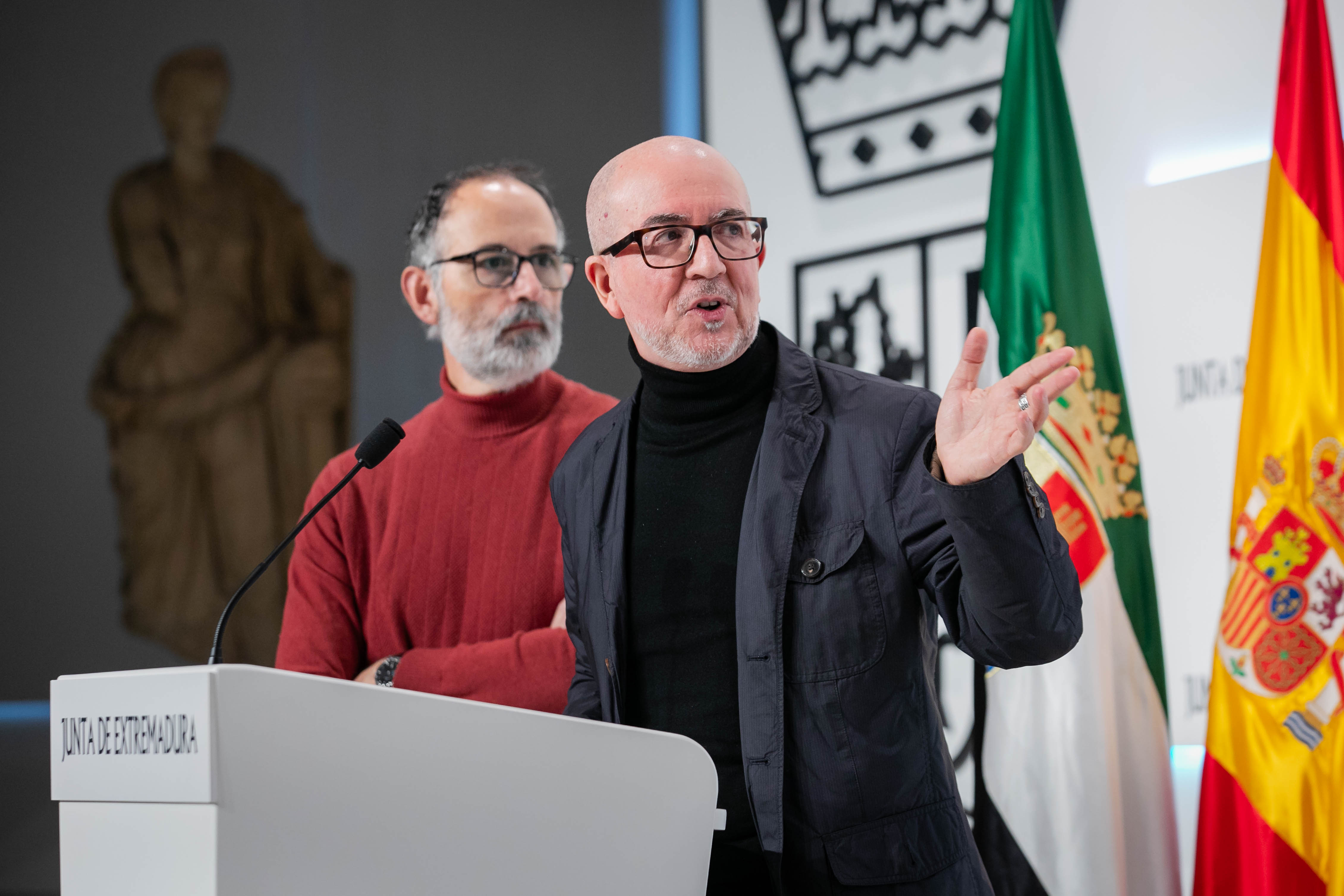 Foto del secretario general de Cultura y del director de la Filmoteca durante la rueda de prensa 