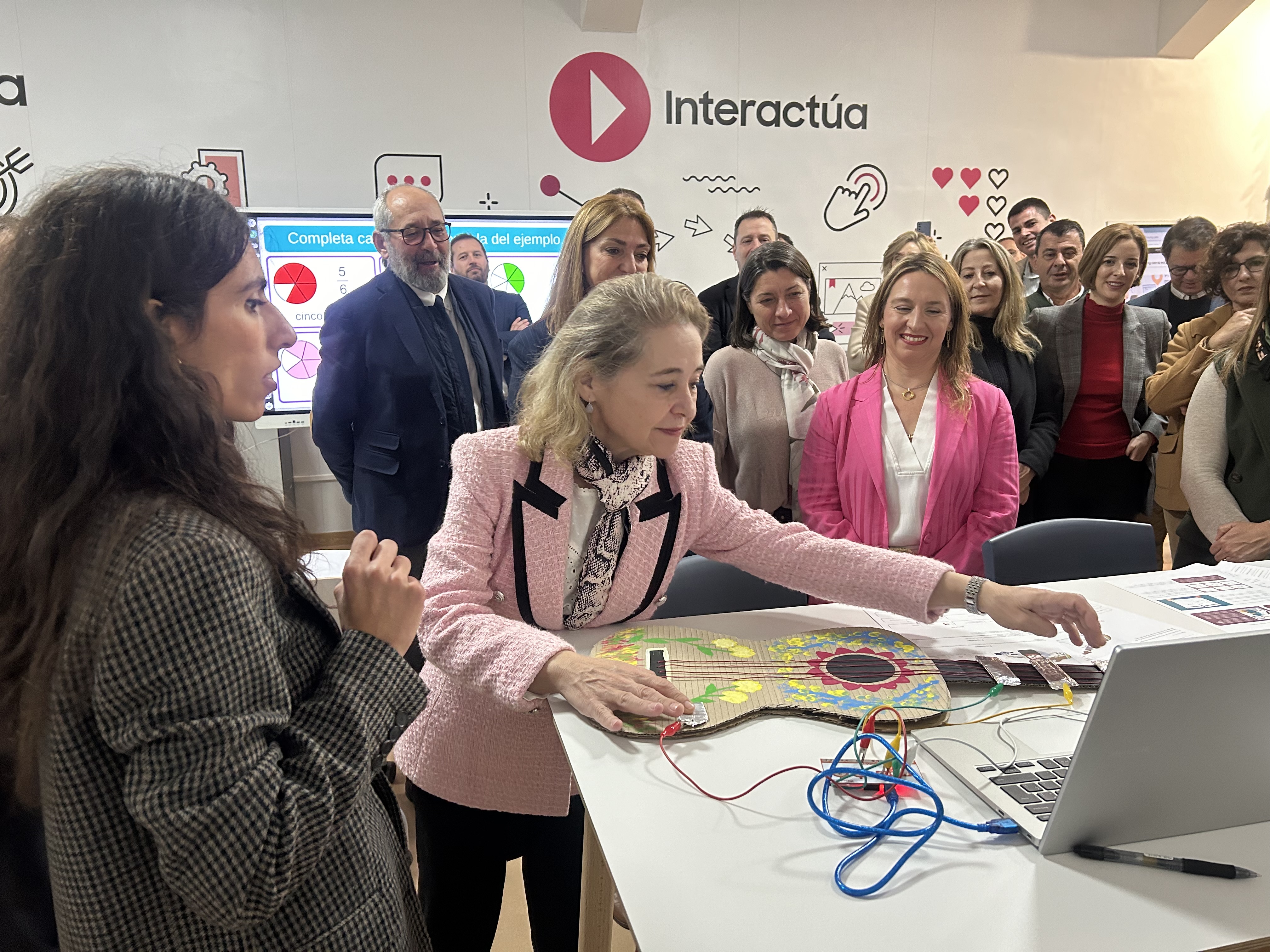 Foto de la consejera de Educación y otras autoridades durante la inauguracion