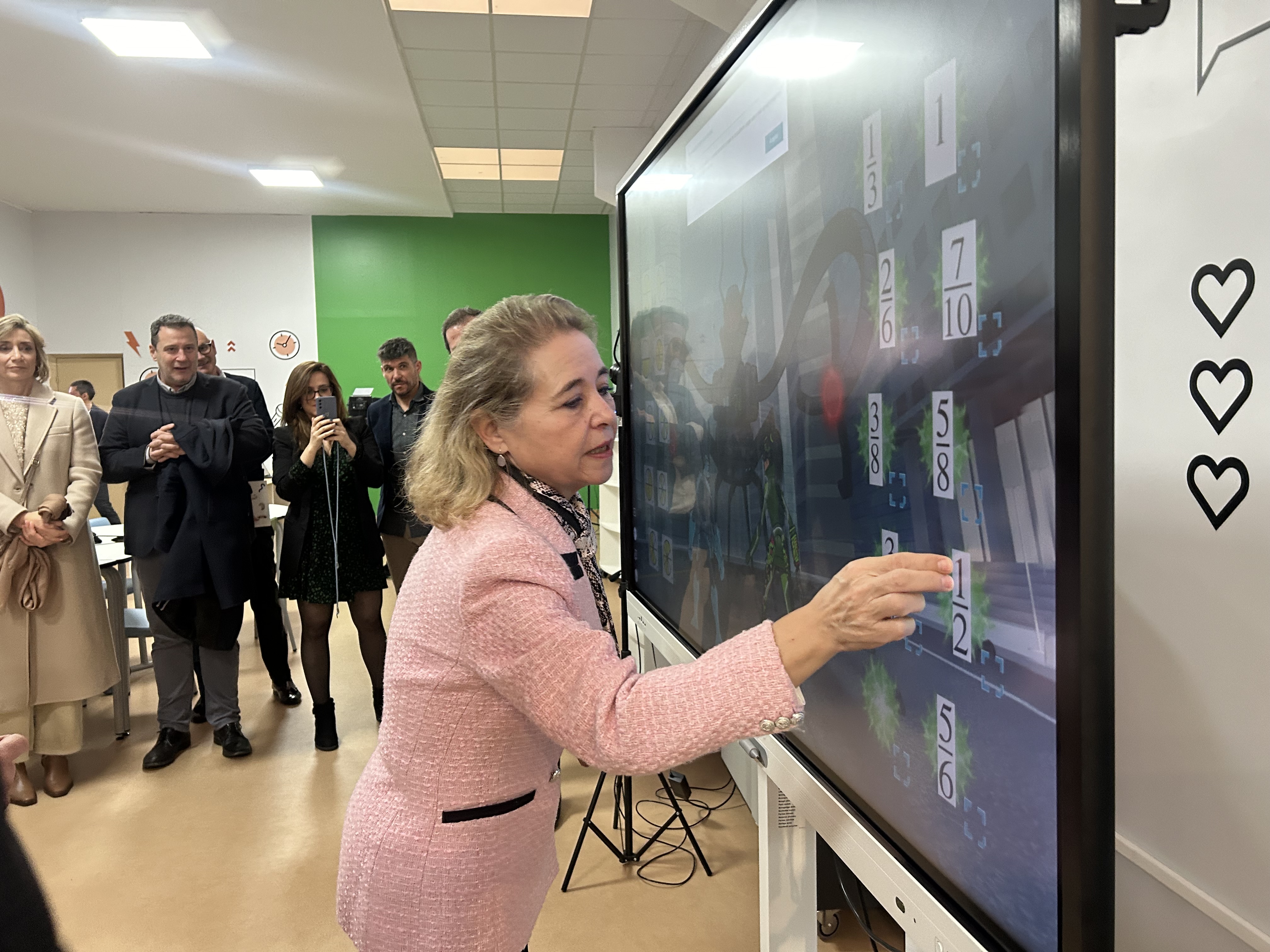 Image 4 of article La consejera de Educación anuncia 2,2 millones de euros para equipamiento tecnológico de las aulas extremeñas