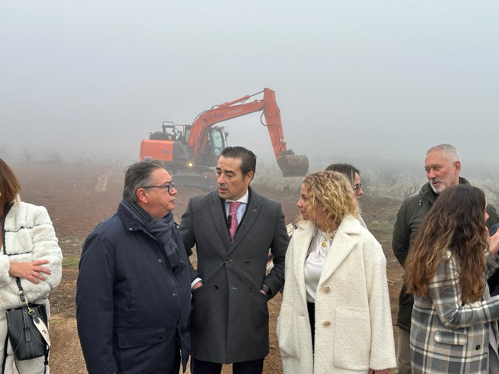 Foto del director general de Extremadura Avante, Miguel Ángel Mendiano, y otras autoridades