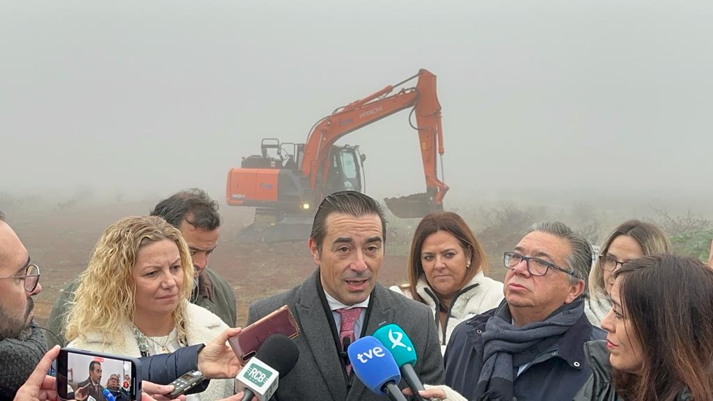 Foto del director general de Extremadura Avante, Miguel Ángel Mendiano, atendiendo a los medios de comunicación 
