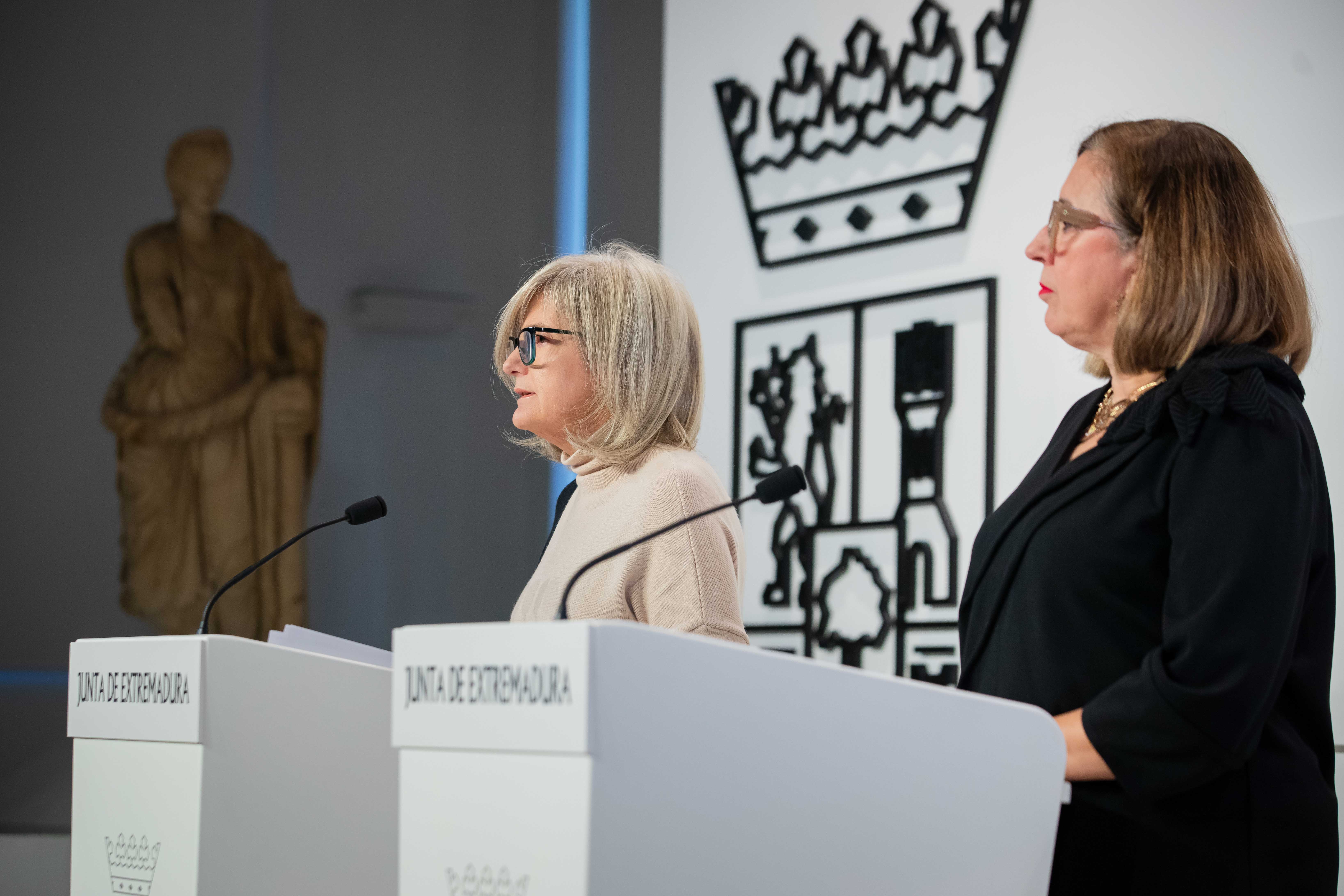 La portavoz de la Junta, Victoria Bazaga; y la consejera de Agricultura, Mercedes Morán, en la rueda de prensa.