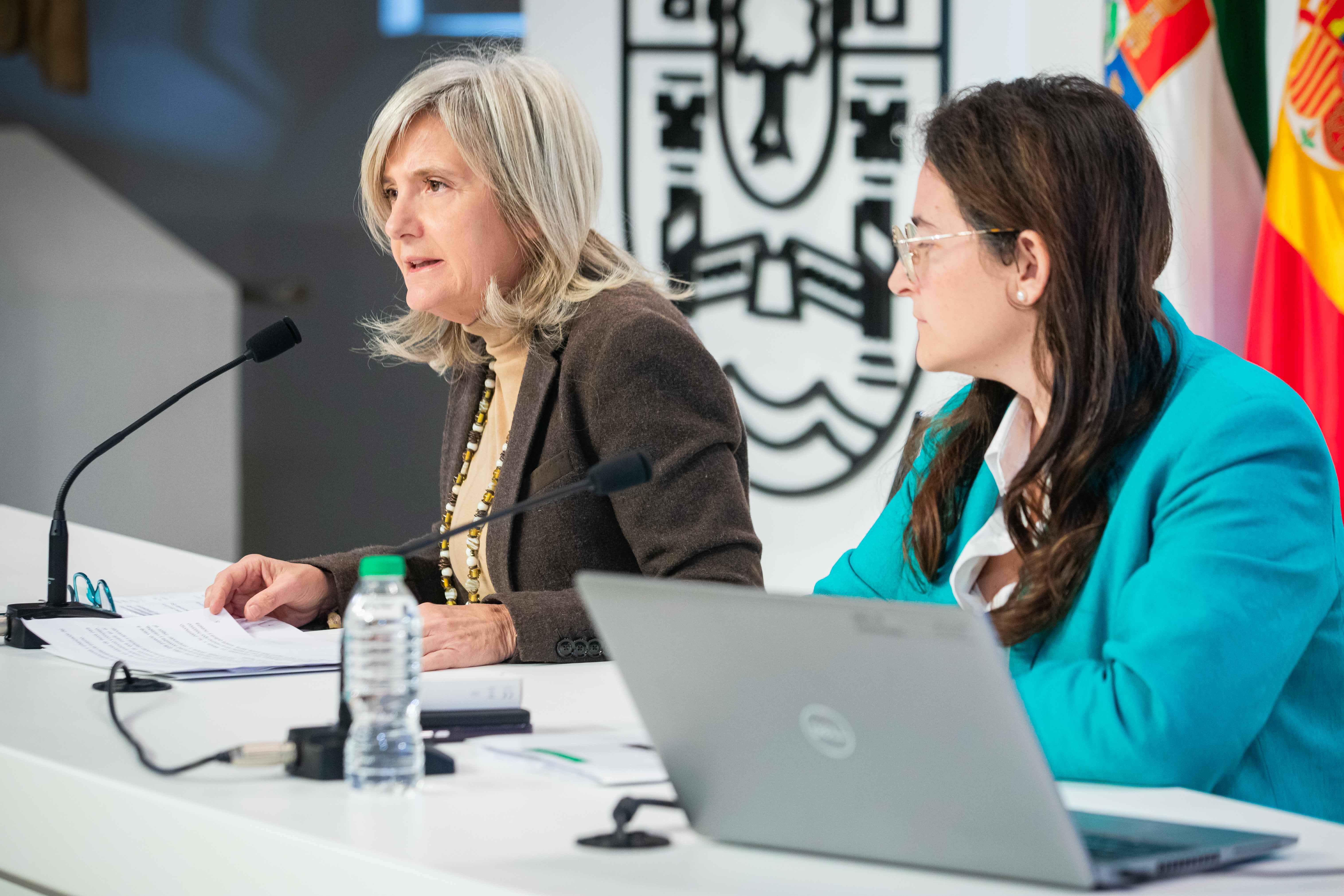 La consejera de Cultura, Turismo, Jóvenes y Deportes, Victoria Bazaga; y la directora general de Bibliotecas, Archivos y Patrimonio Cultural, Adela Rueda, en la rueda de prensa.