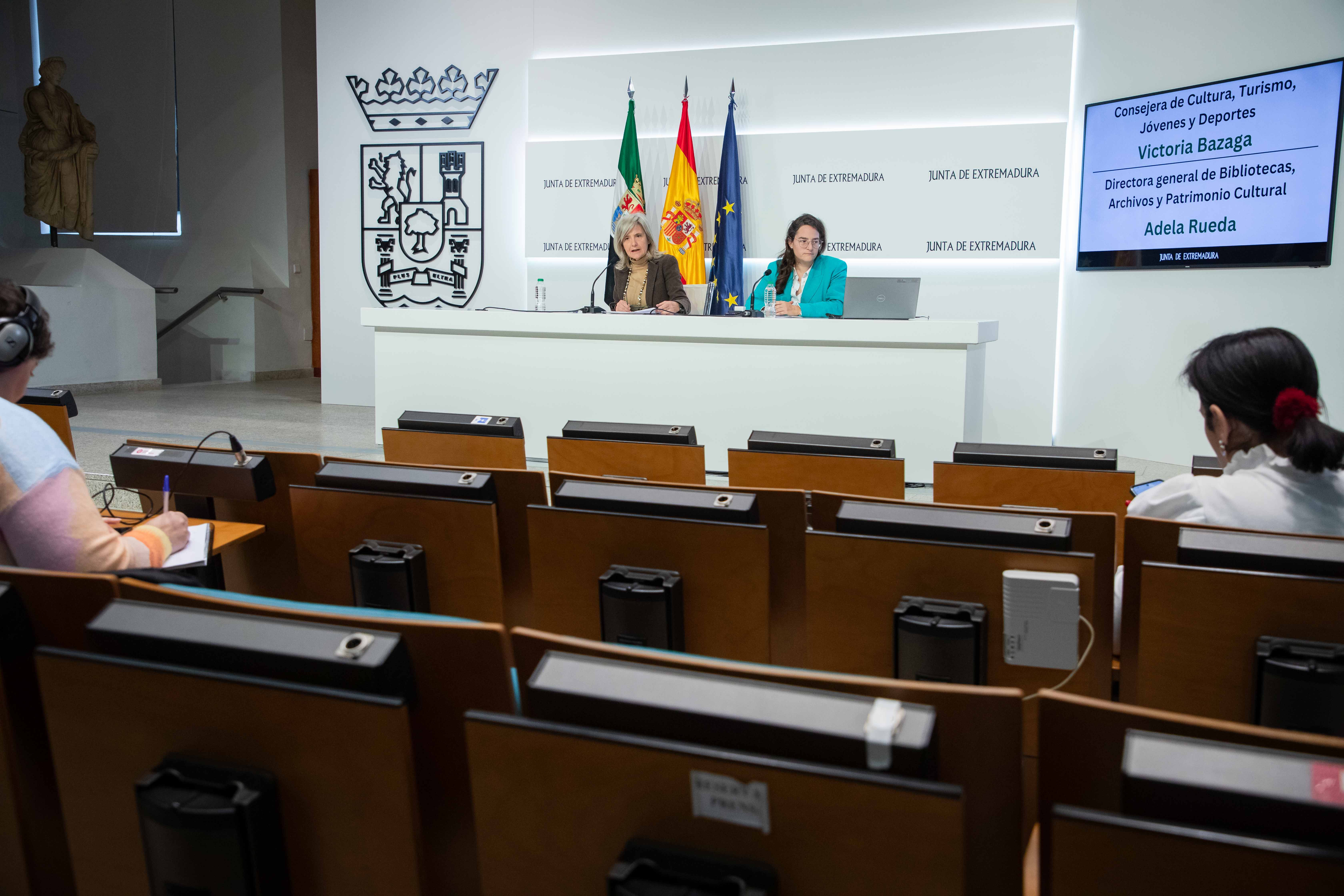 La consejera de Cultura, Turismo, Jóvenes y Deportes, Victoria Bazaga; y la directora general de Bibliotecas, Archivos y Patrimonio Cultural, Adela Rueda, en la rueda de prensa.