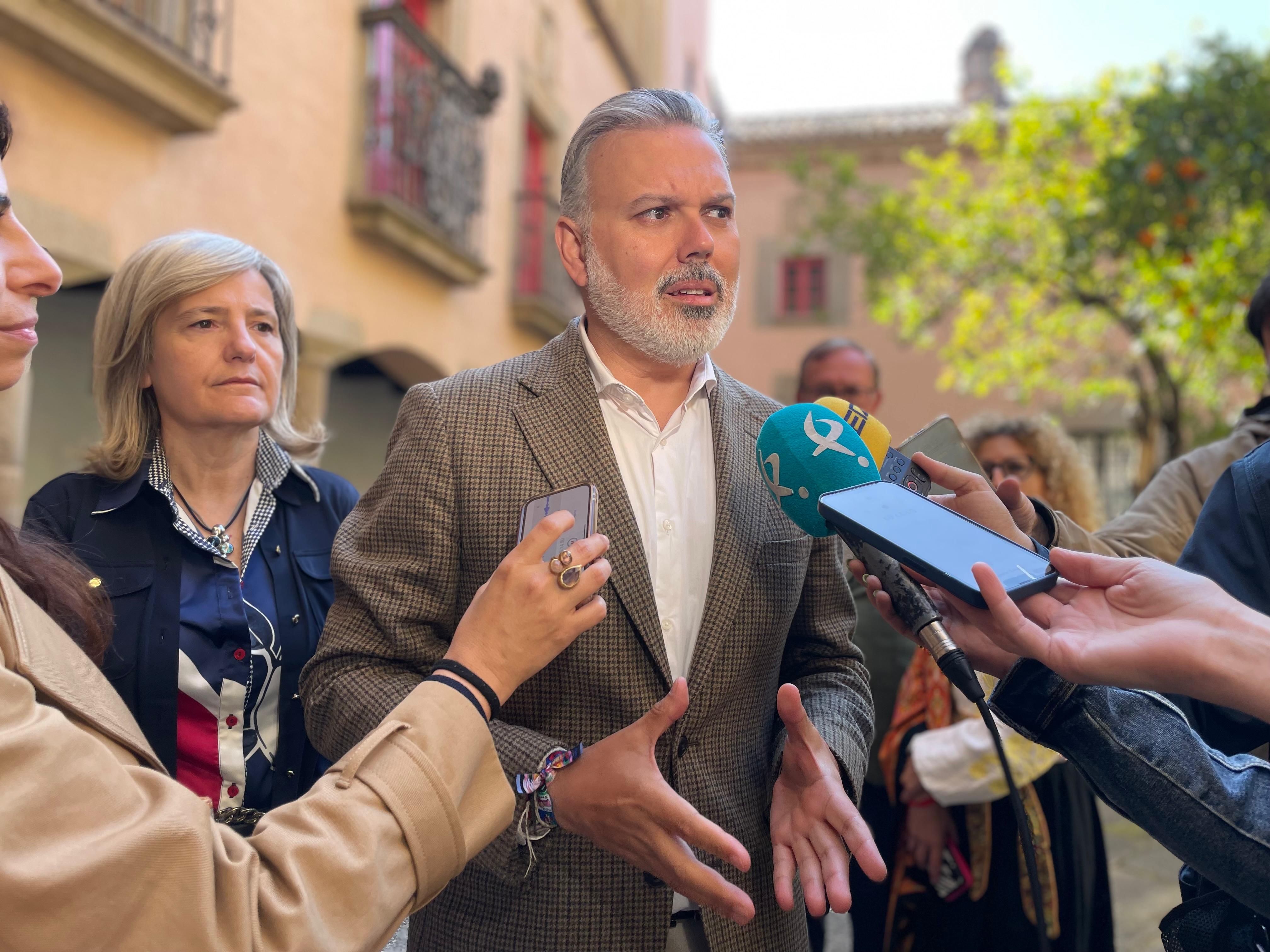 El alcalde de Plasencia atiende a los medios.