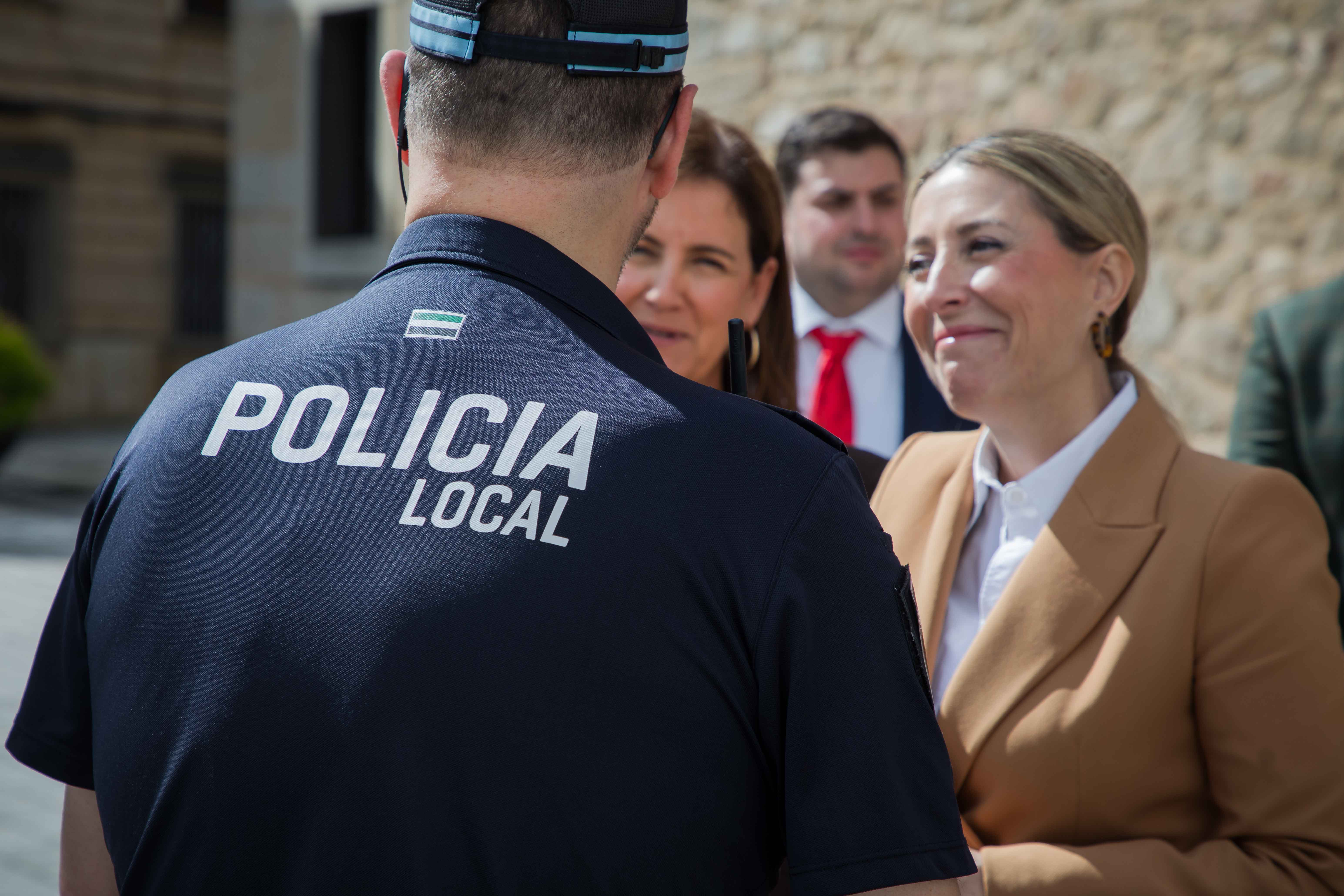 Presidenta saluda a miembros de la Policía Local