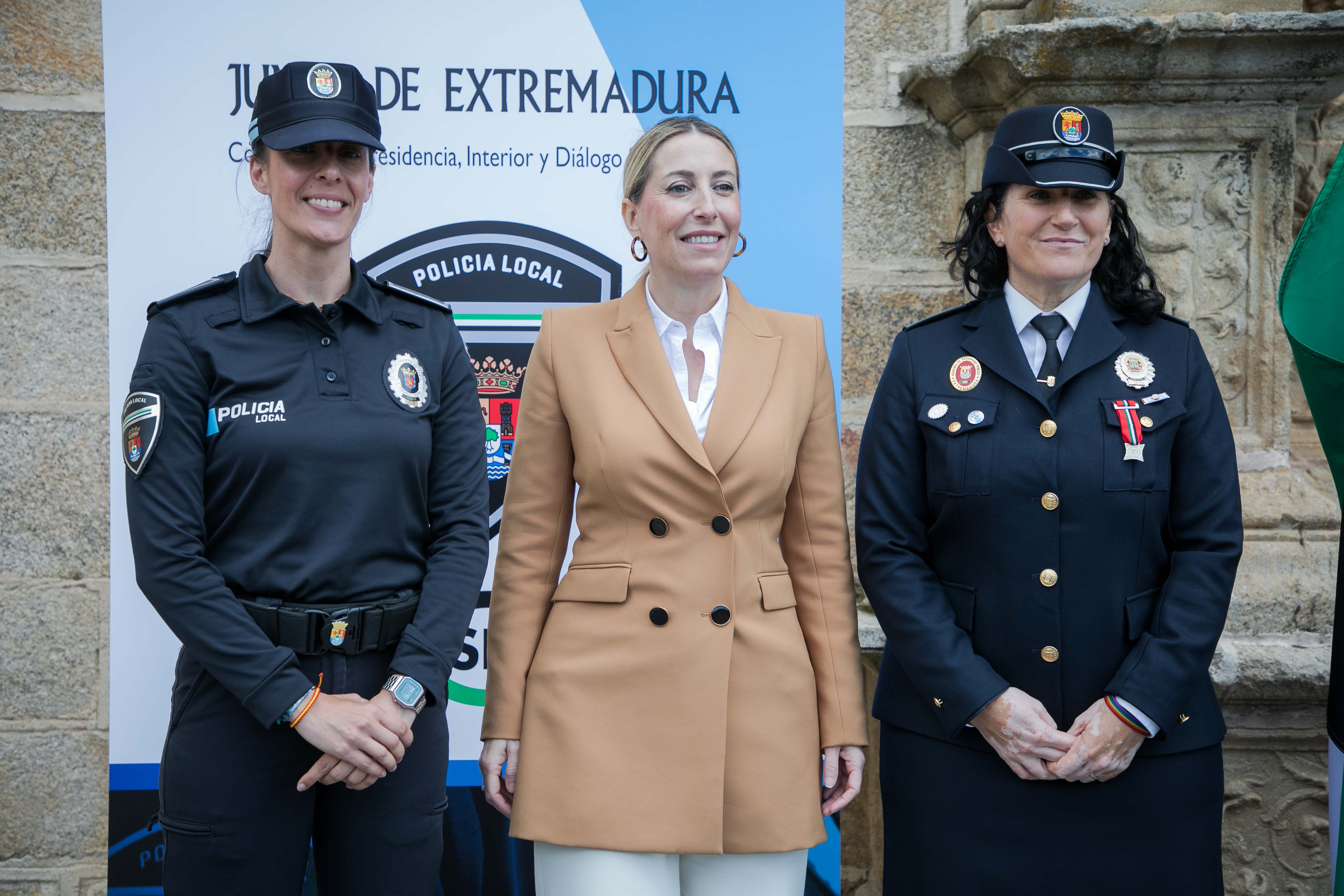 Presidenta con agentes