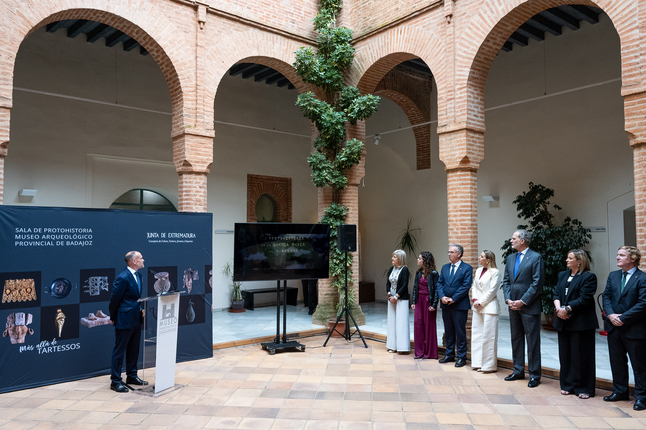 La presidenta de la Junta de Extremadura, María Guardiola, ha acompañado este jueves al rey Felipe VI en la inauguración de la 'Sala de Protohistoria' del Museo Arqueológico Provincial de Badajoz.