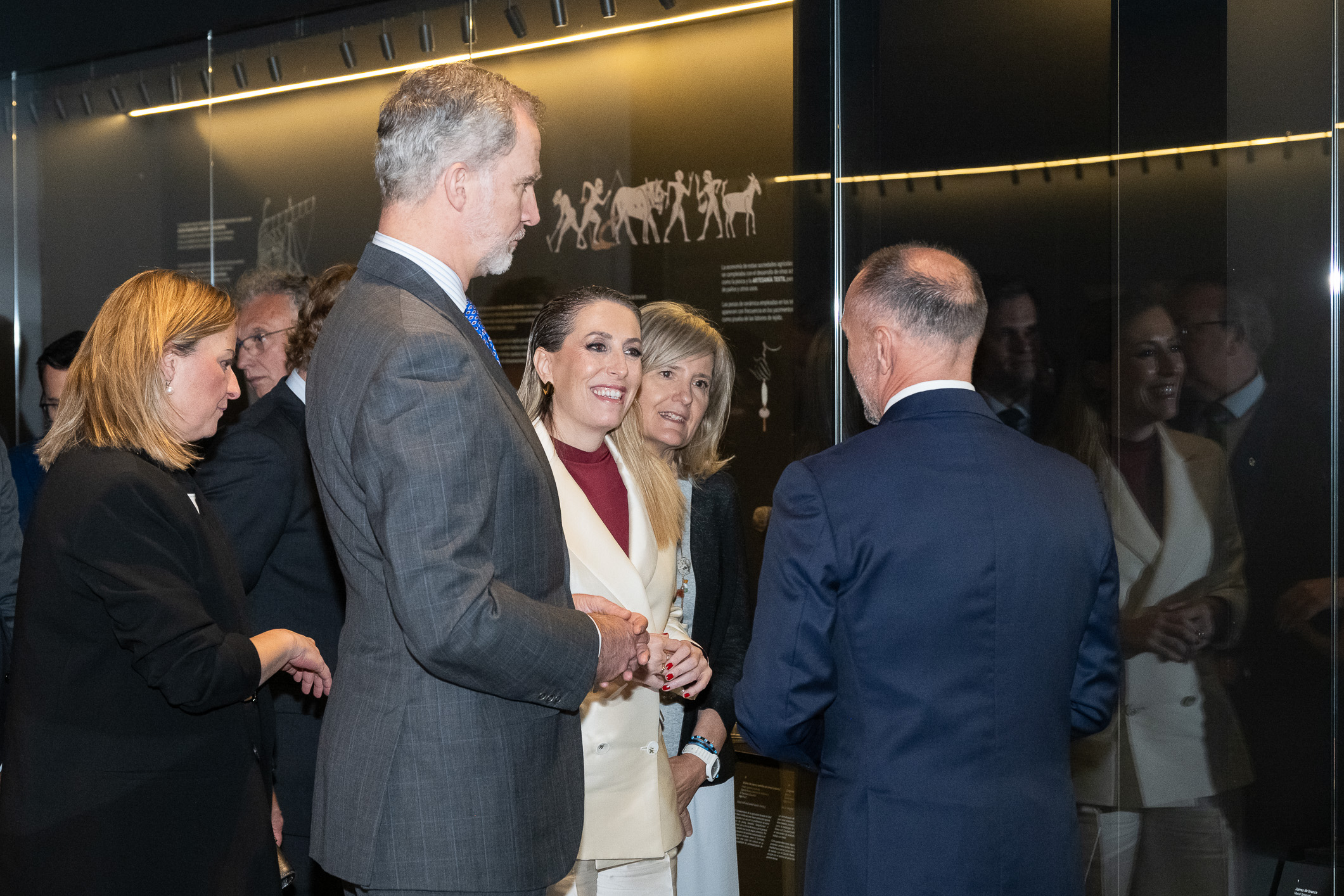 La presidenta de la Junta de Extremadura, María Guardiola, ha acompañado este jueves al rey Felipe VI en la inauguración de la 'Sala de Protohistoria' del Museo Arqueológico Provincial de Badajoz.