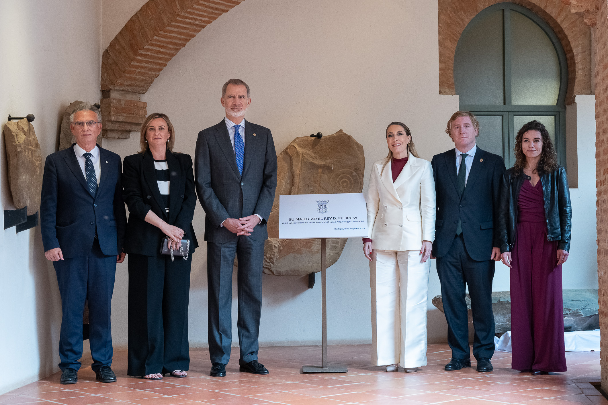La presidenta de la Junta de Extremadura, María Guardiola, ha acompañado este jueves al rey Felipe VI en la inauguración de la 'Sala de Protohistoria' del Museo Arqueológico Provincial de Badajoz.