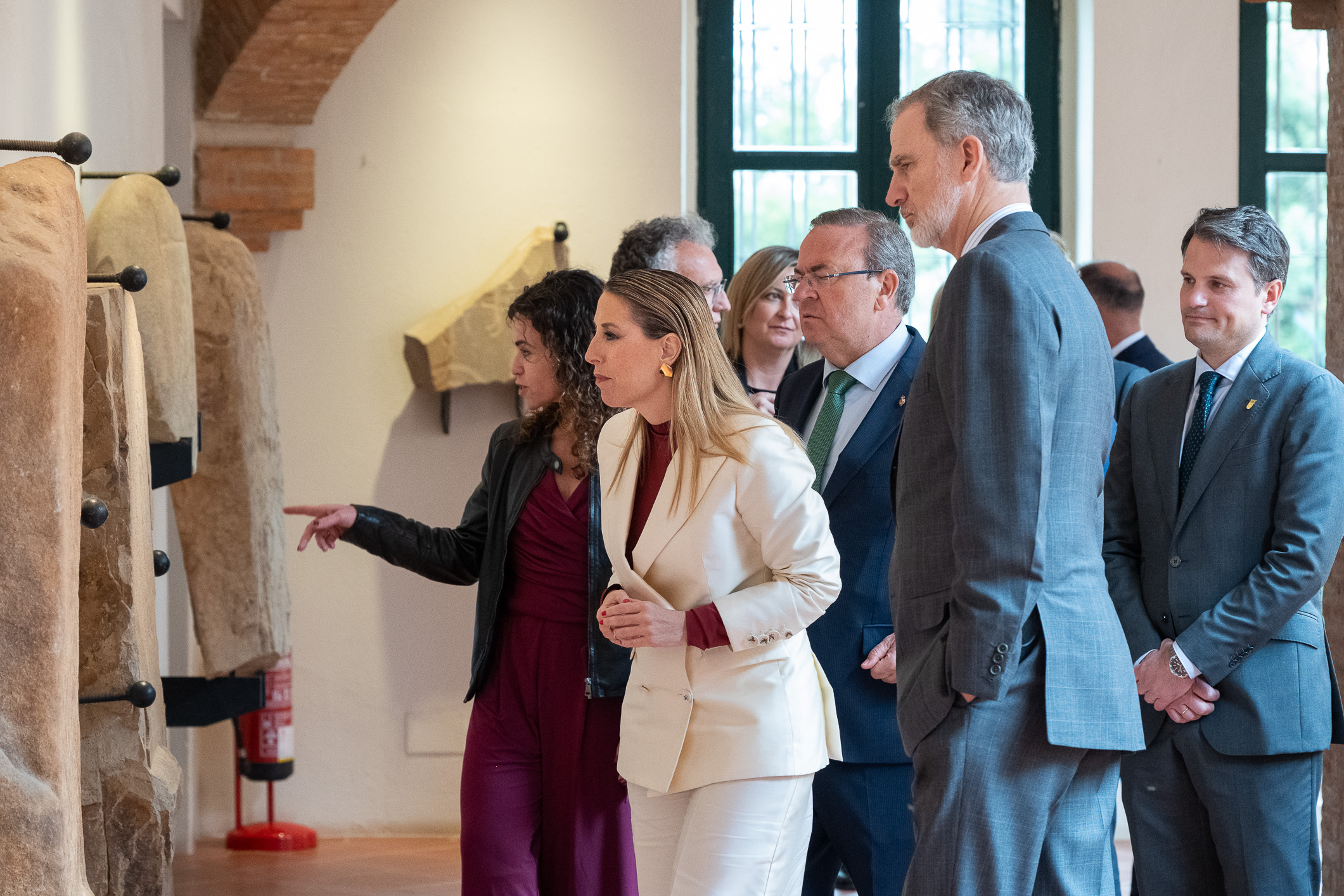 La presidenta de la Junta de Extremadura, María Guardiola, ha acompañado este jueves al rey Felipe VI en la inauguración de la 'Sala de Protohistoria' del Museo Arqueológico Provincial de Badajoz.