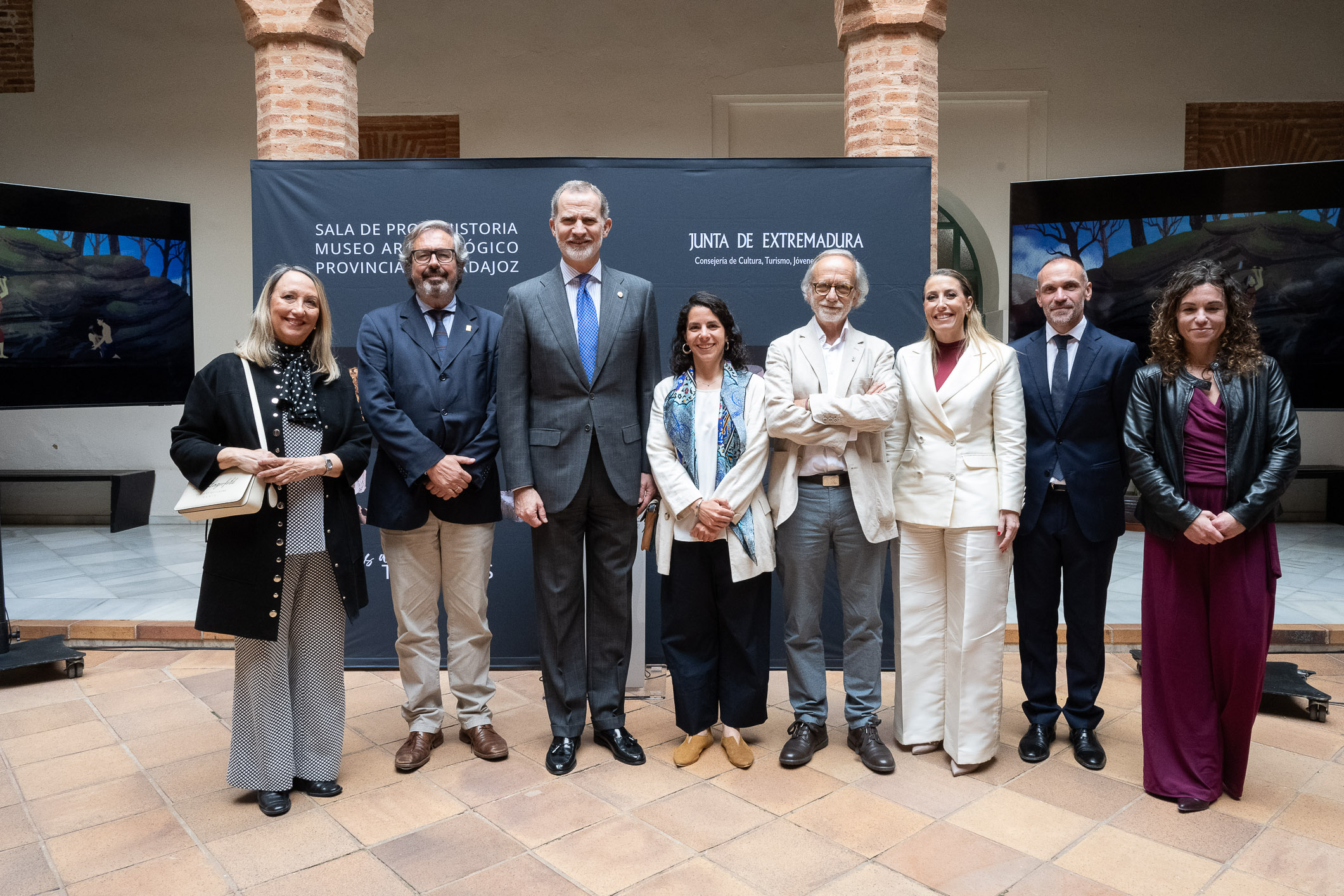 La presidenta de la Junta de Extremadura, María Guardiola, ha acompañado este jueves al rey Felipe VI en la inauguración de la 'Sala de Protohistoria' del Museo Arqueológico Provincial de Badajoz.