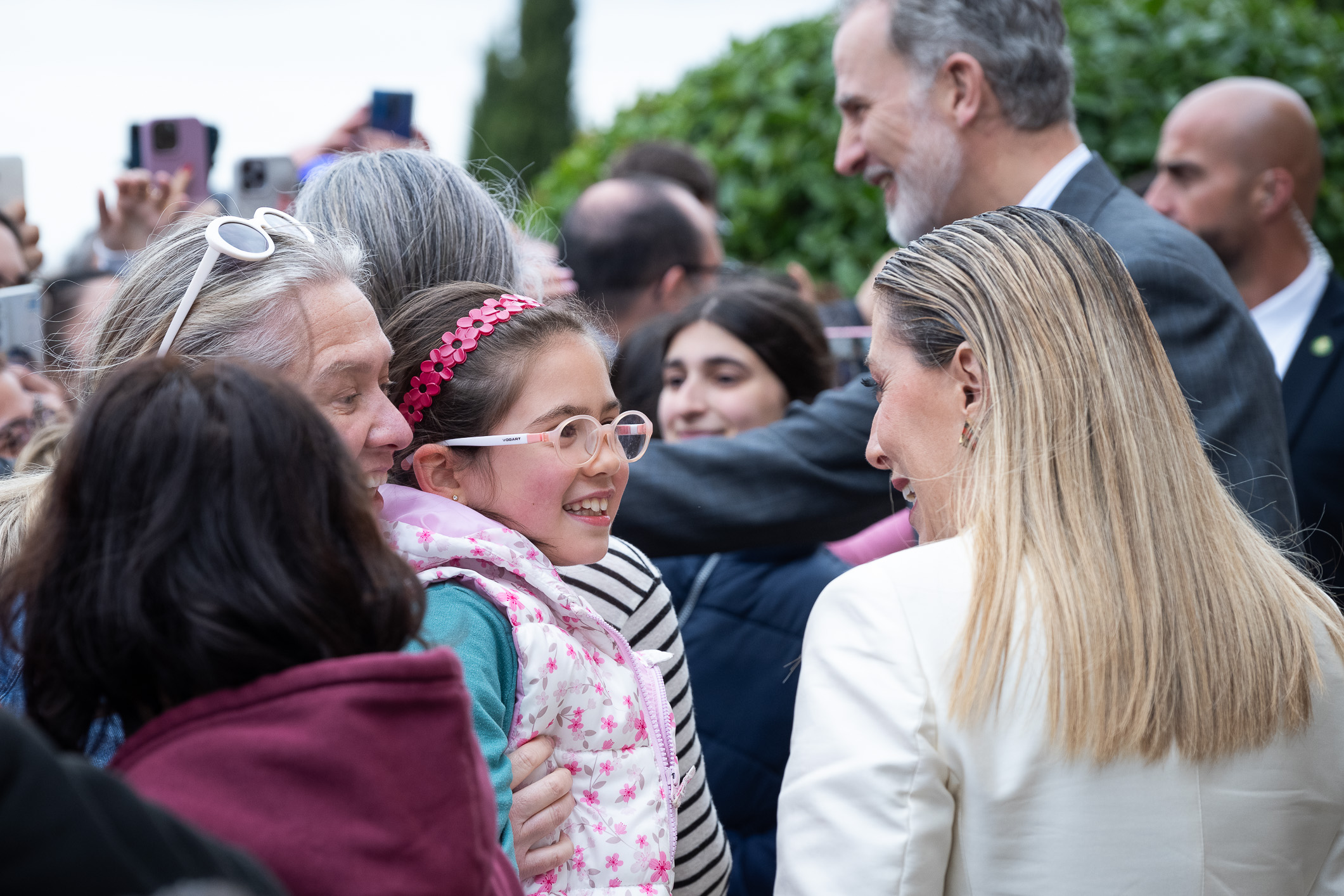 La presidenta de la Junta de Extremadura, María Guardiola, saluda a niños.