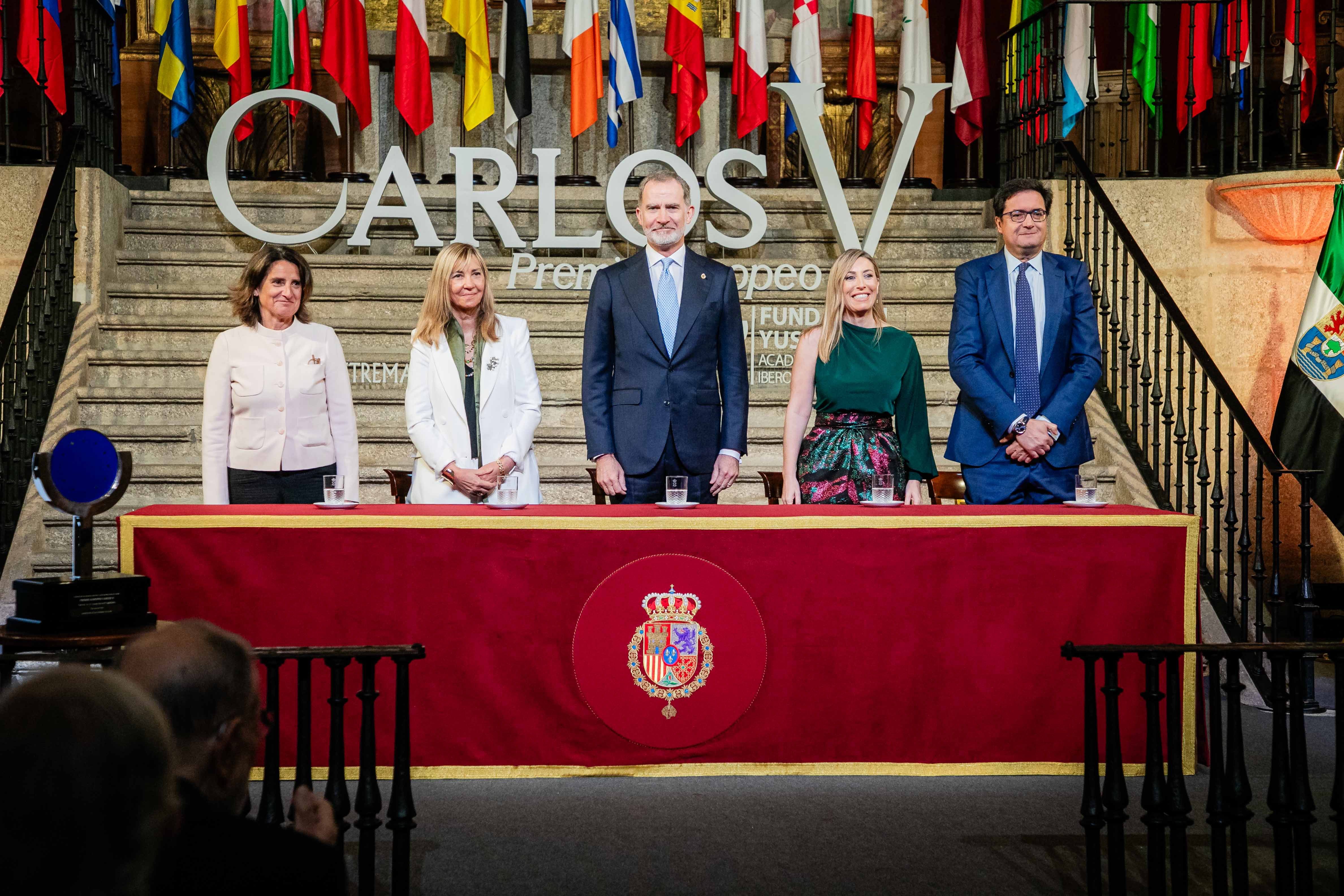  Mesa presidencial de la ceremonia de entrega