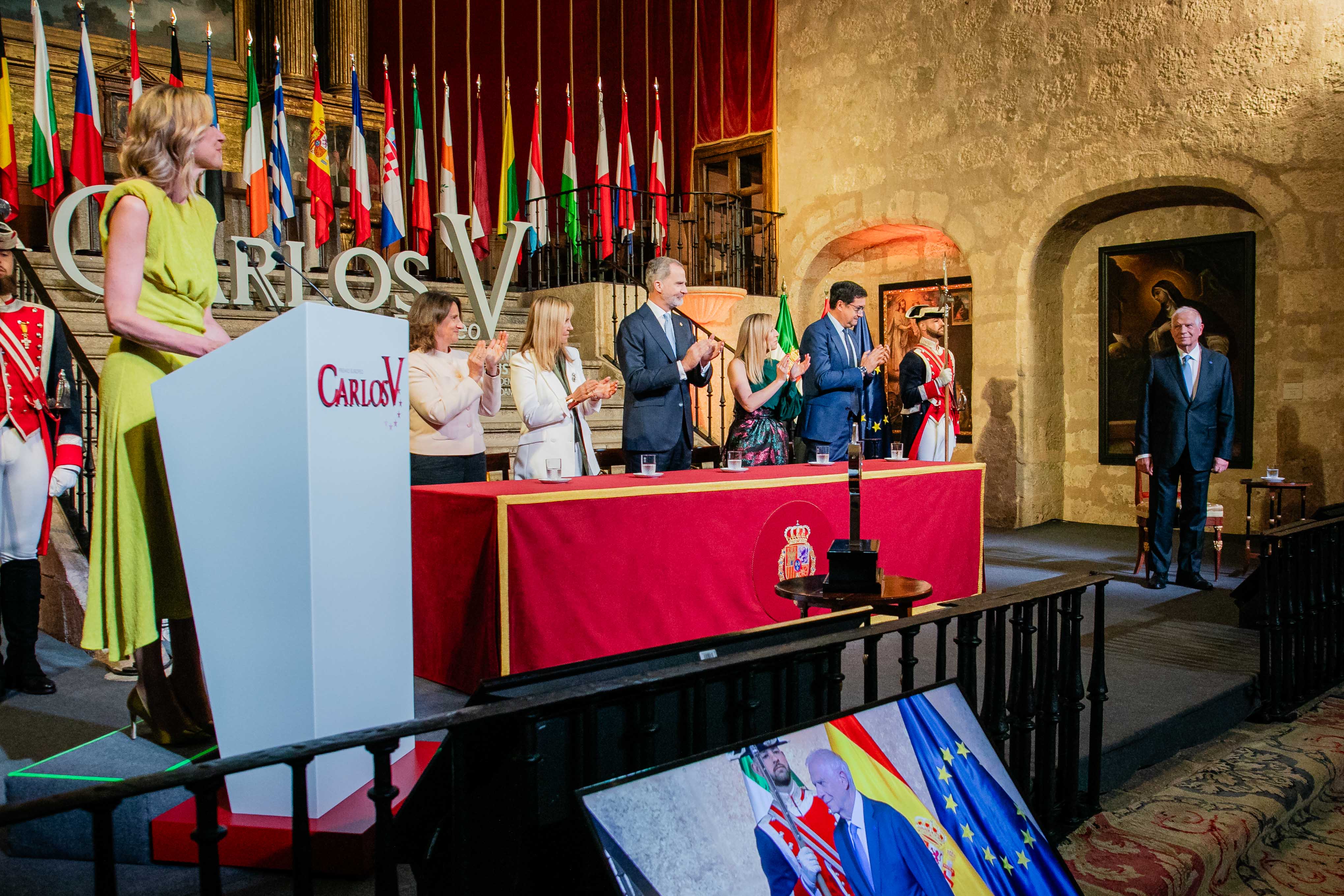  Mesa presidencial de la ceremonia de entrega y José Borrel