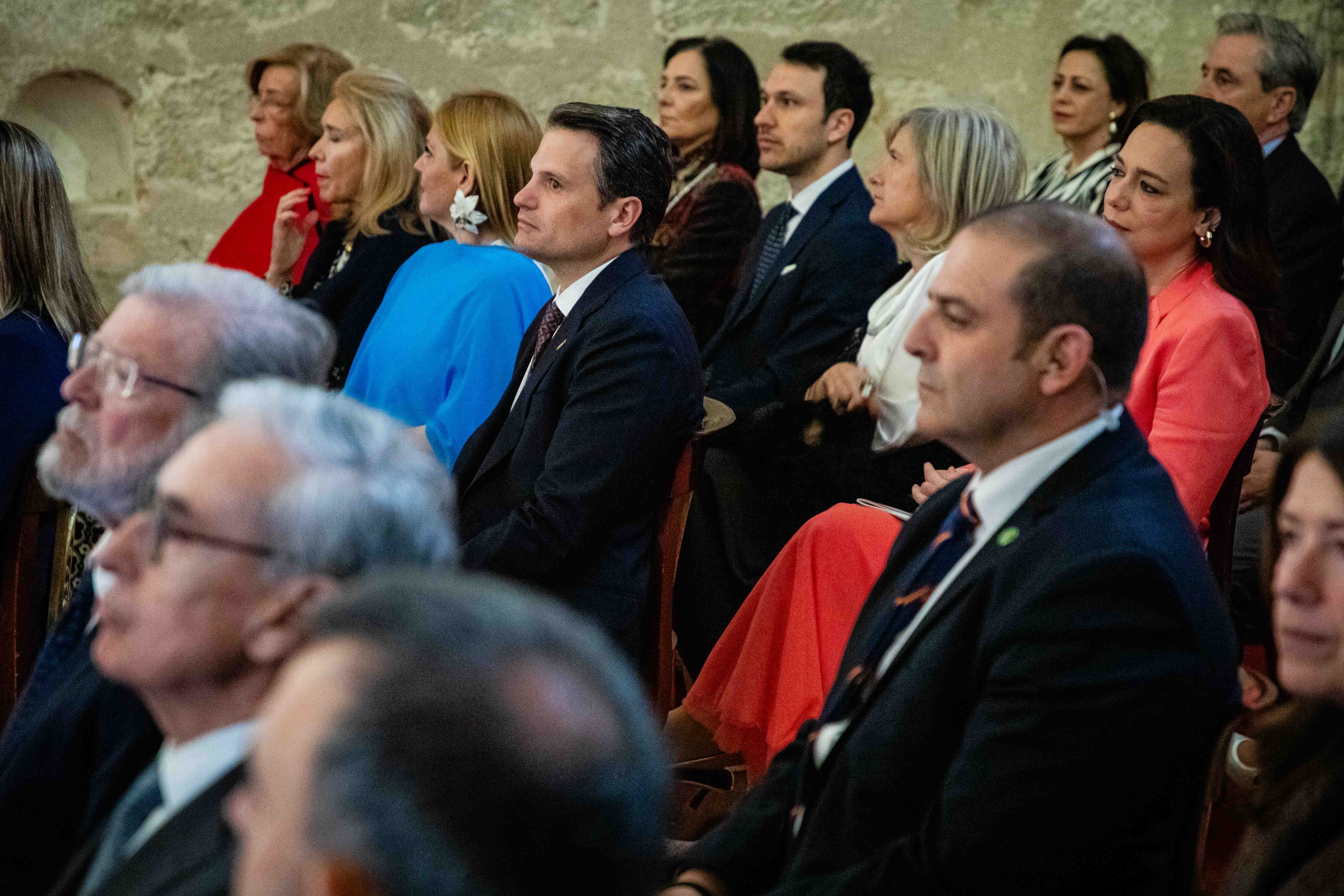 Miembros del Consejo de Gobierno entre el público