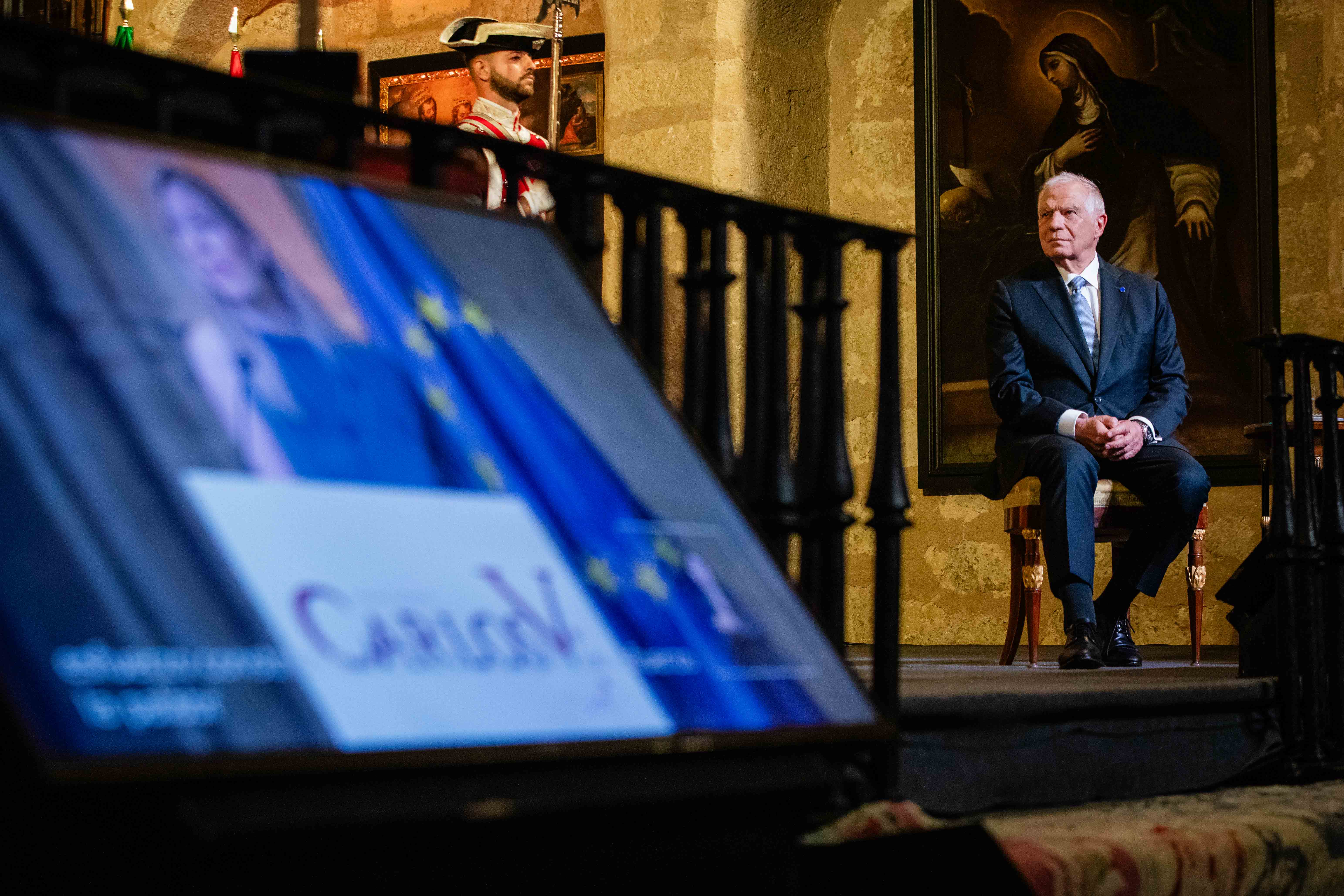 Josep Borrell escucha a la presidenta