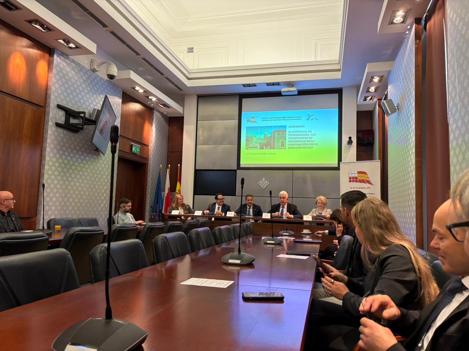 Imagen del artículo Extremadura refuerza sus lazos económicos con Polonia en una misión comercial encabezada por la Junta y la Cámara de Comercio de Cáceres