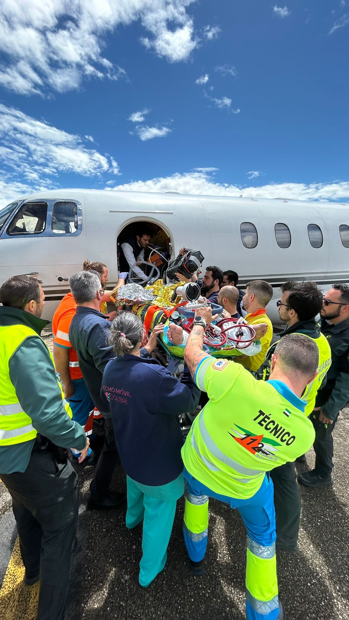 Introducción del paciente en el avión.