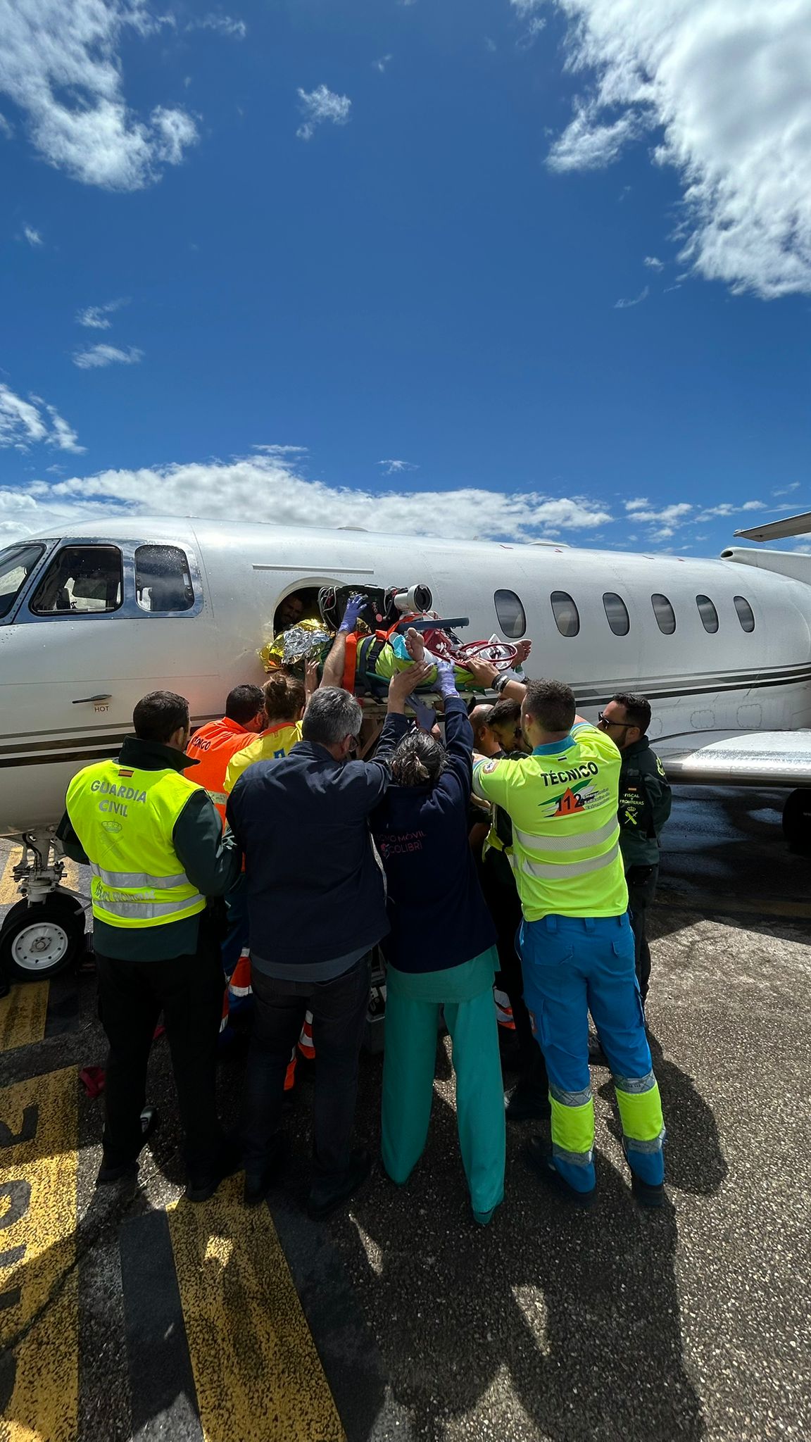 Introducción del paciente en el avión.