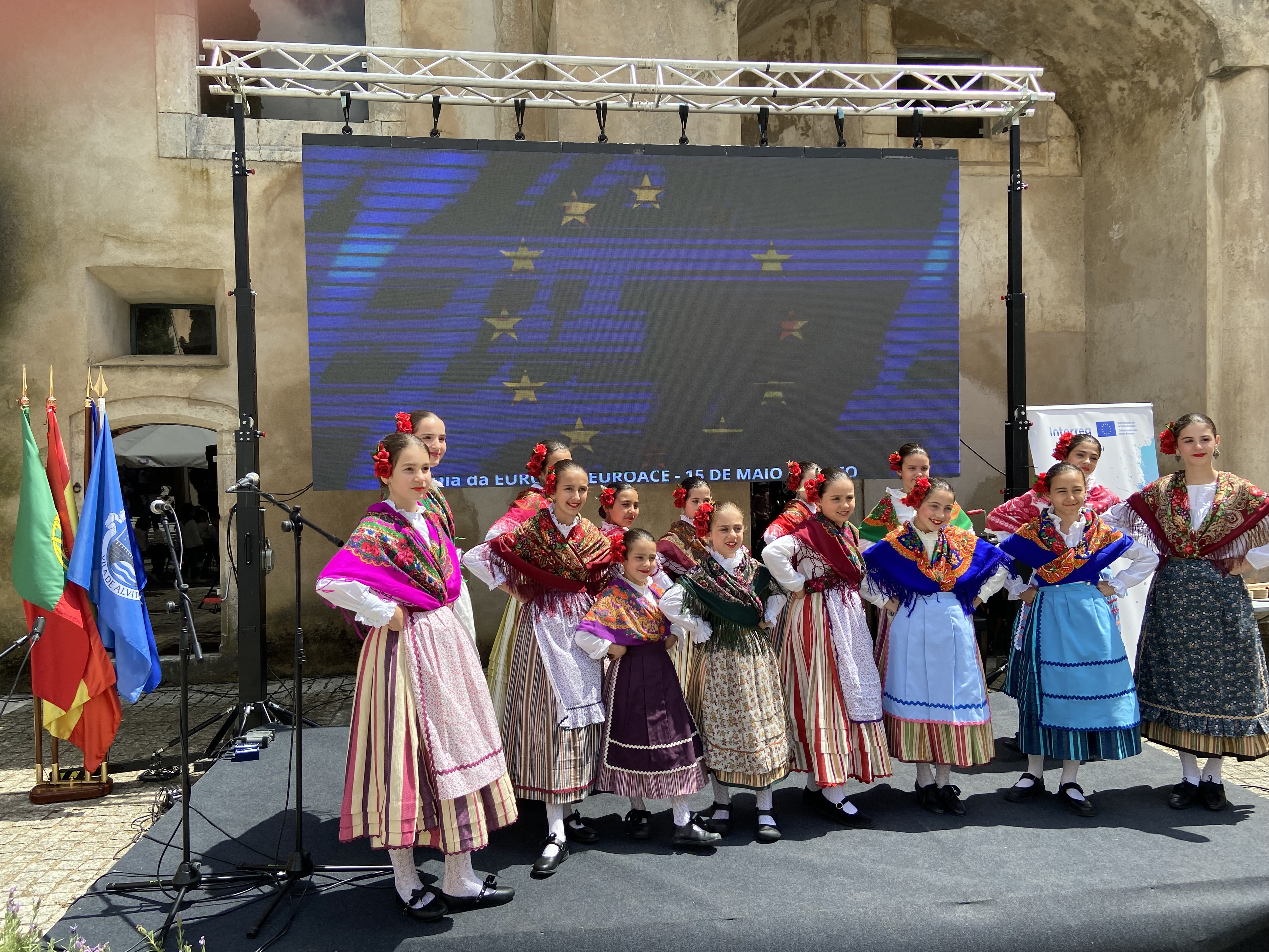 Alumnas ataviadas con traje regional