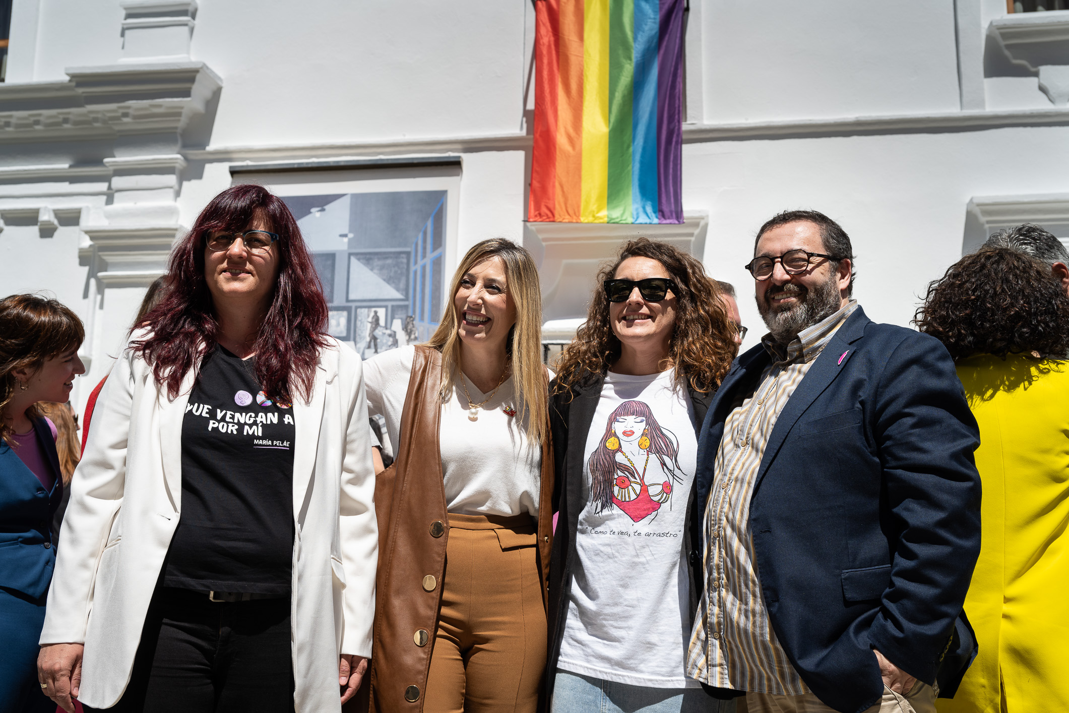 Miembros colectivo junto a Presidenta