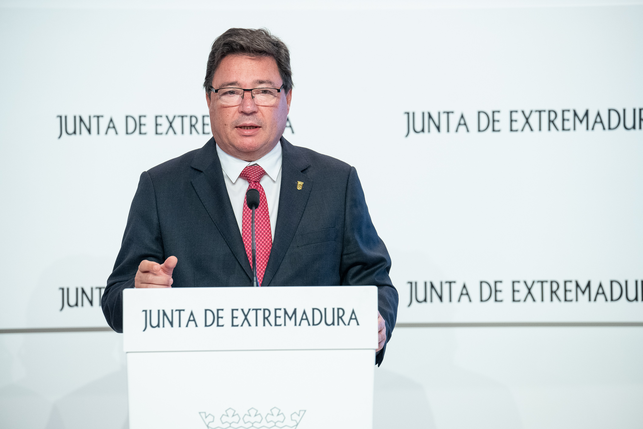 Imagen del artículo La Junta presenta `Extremadura sigue' un plan dotado inicialmente con casi 3 millones para impulsar y apoyar el relevo empresarial en la región