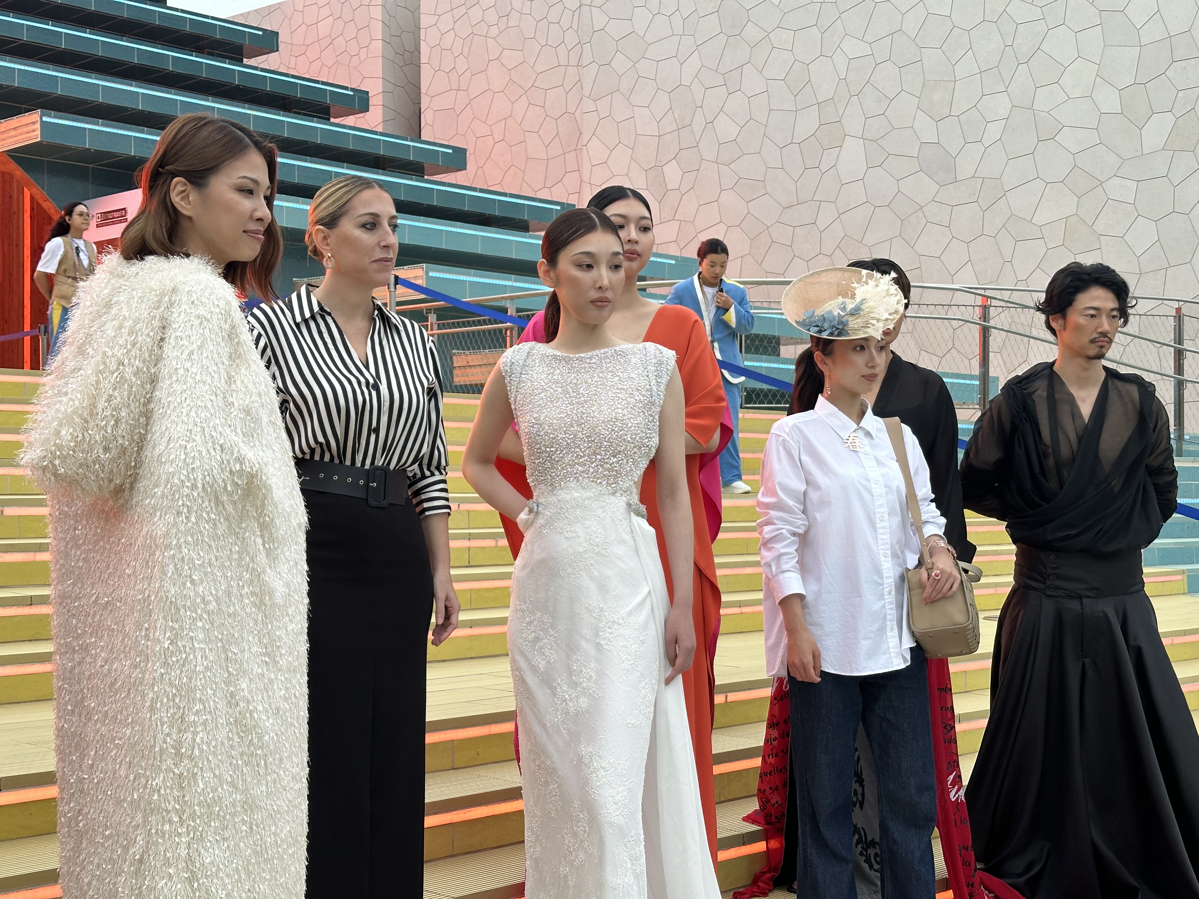 Presienta junto a modelos niponas