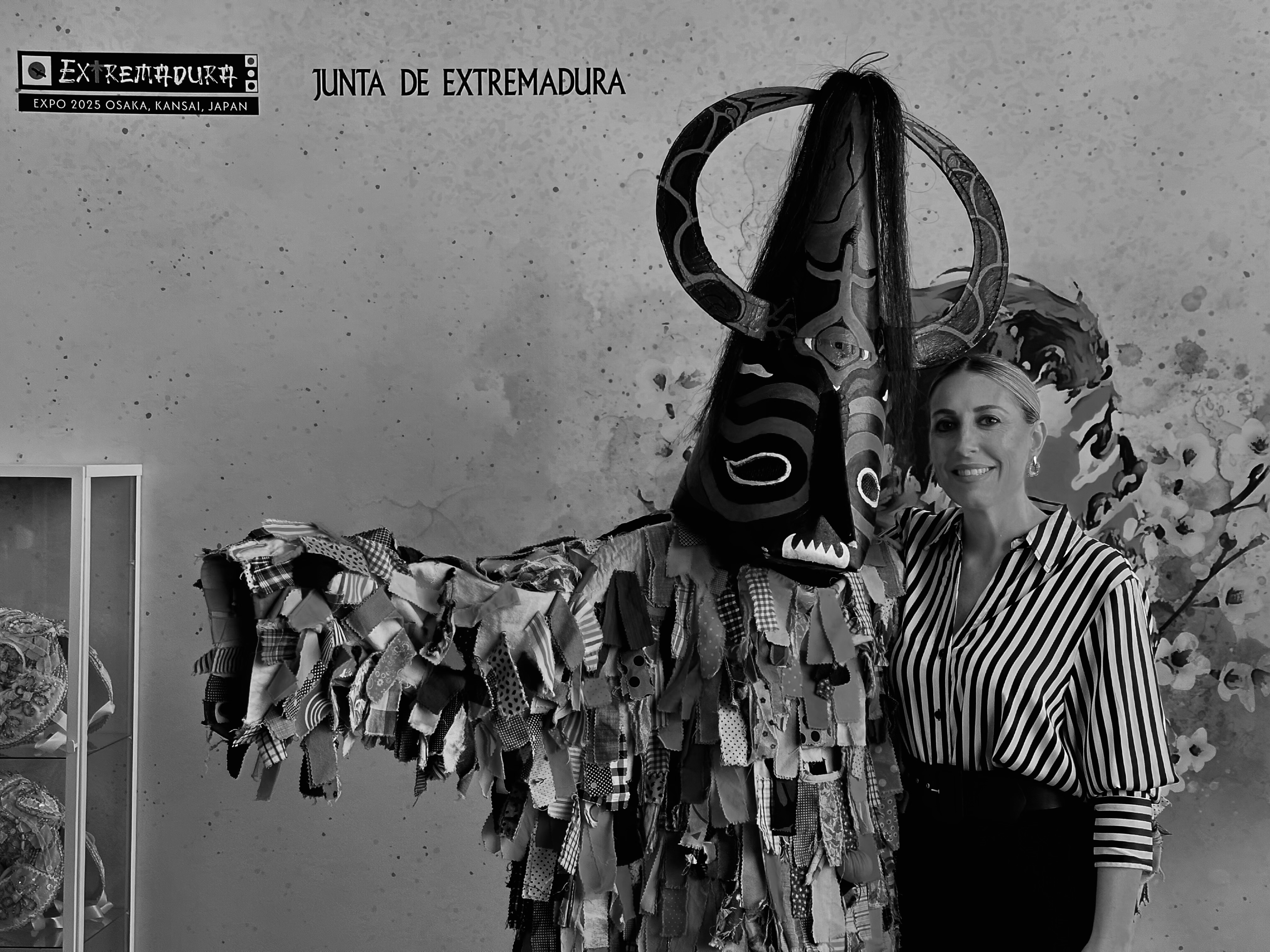Presidenta junto a modelo Jarramplas