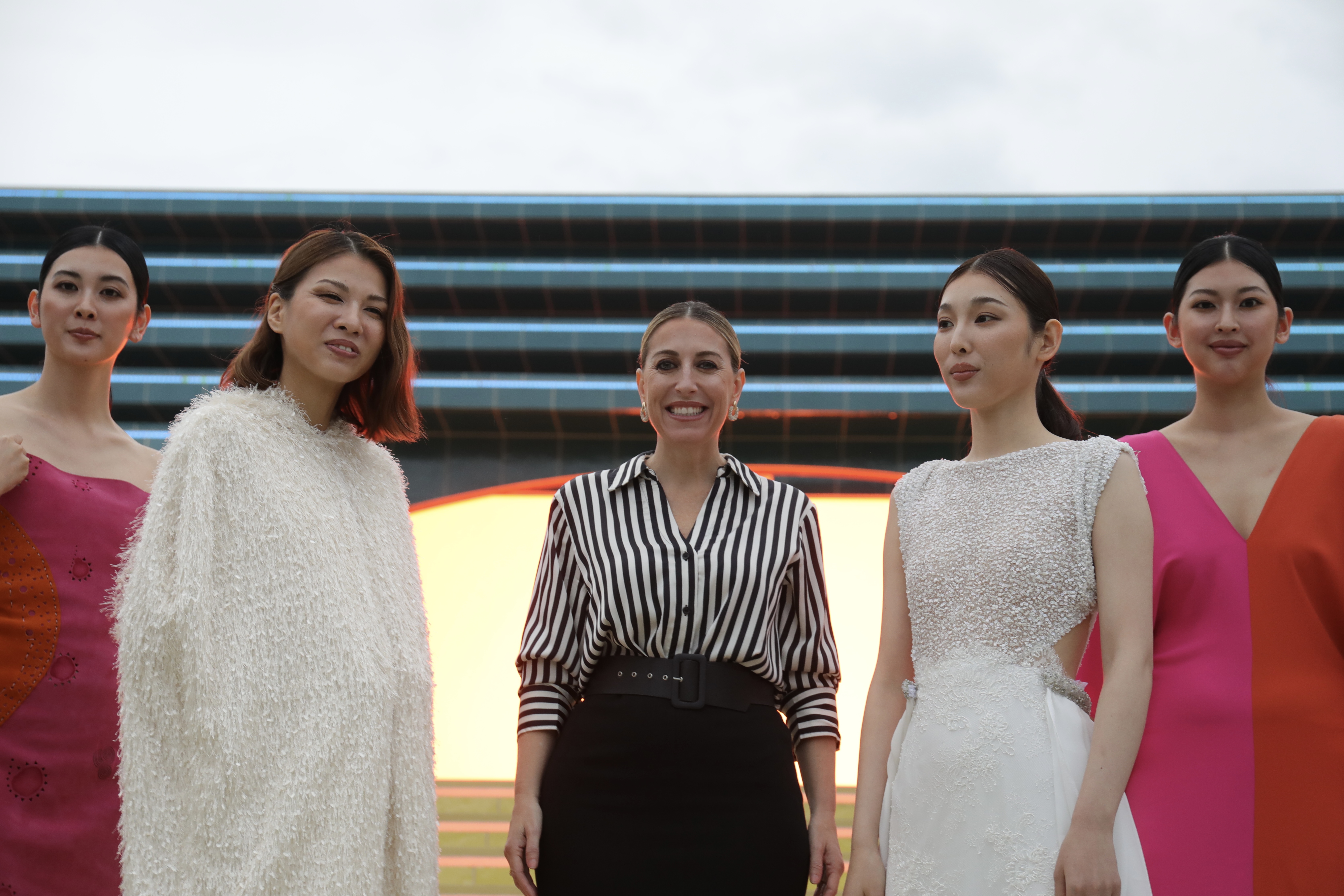 Presidenta junto a modelos japonesas con diseño extremeño