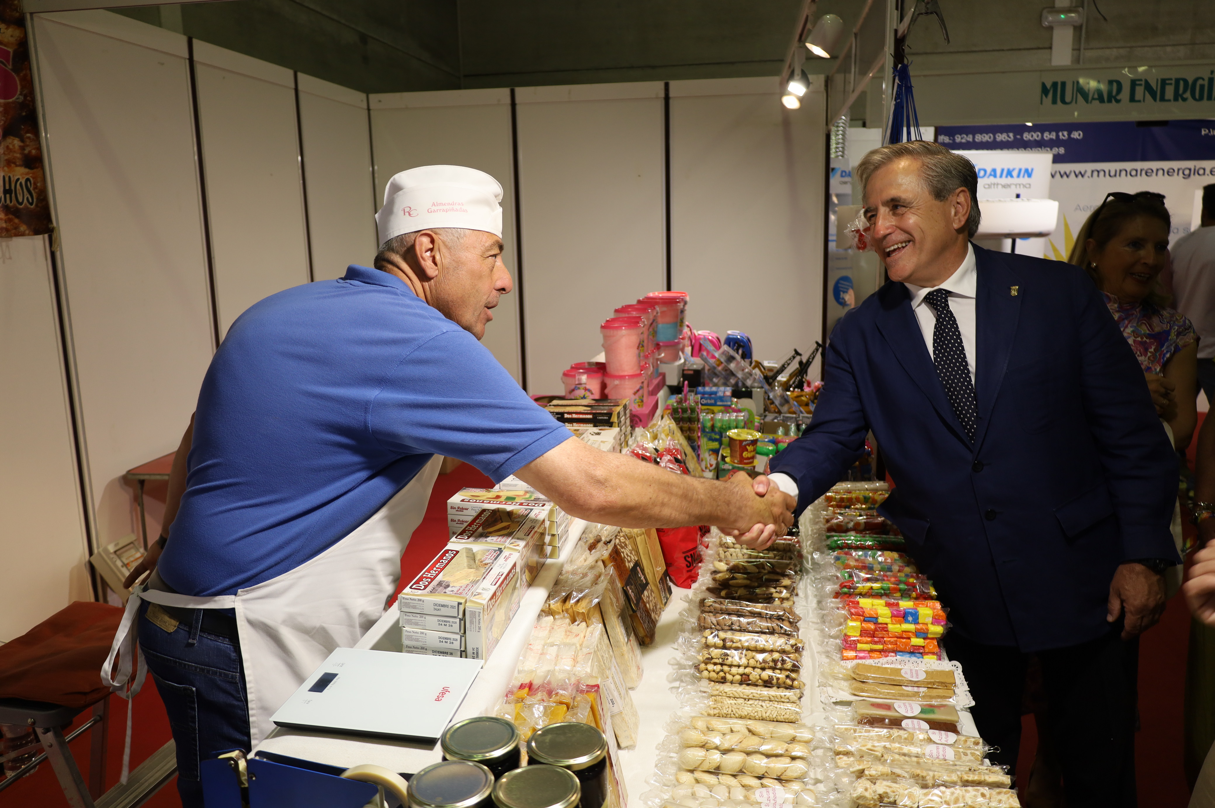 El consejero saludando