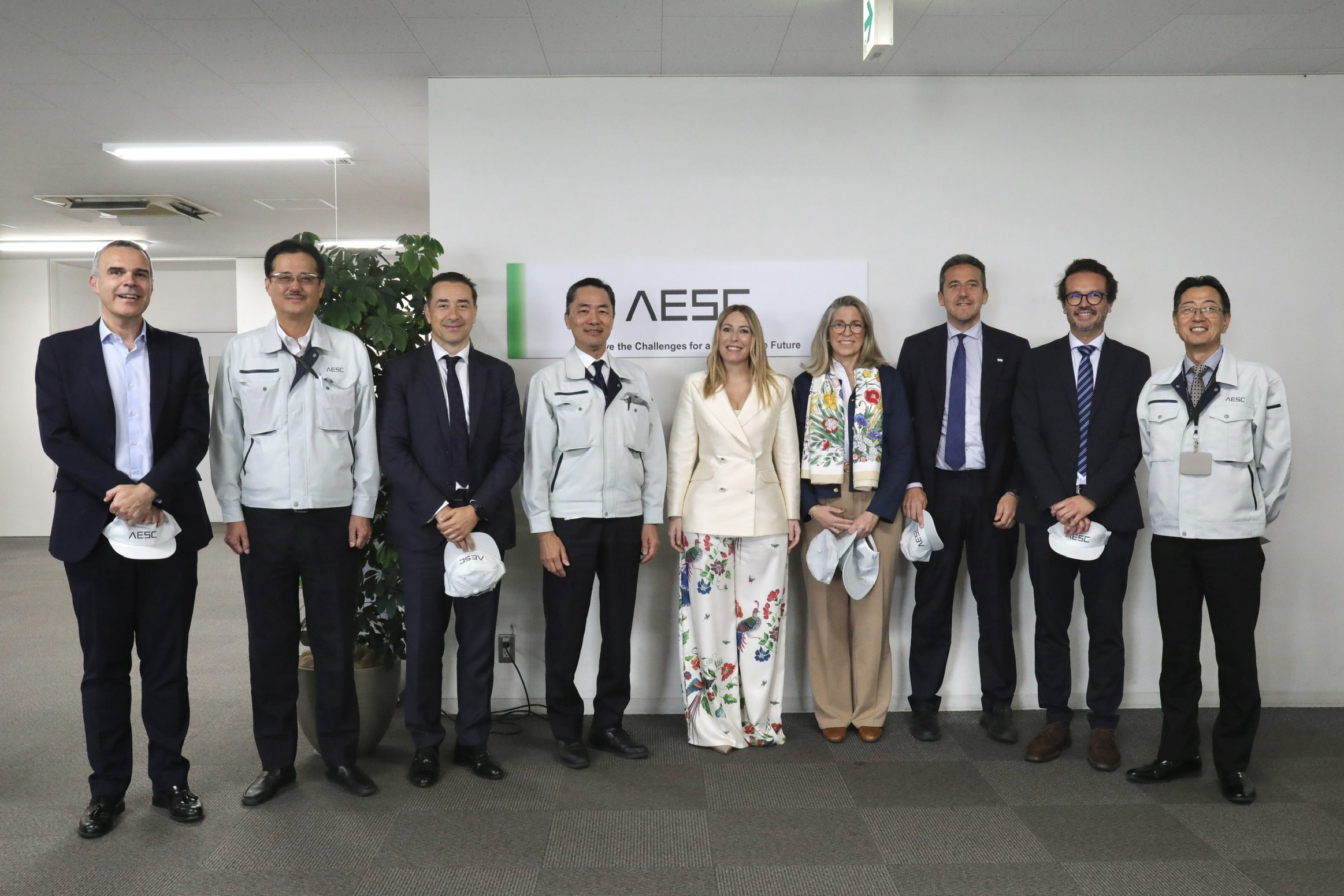 Image 1 of article La Junta de Extremadura visita en Zama la gigafactoría más antigua de AESC, compañía japonesa que construirá la fábrica de baterías de Navalmoral de la Mata