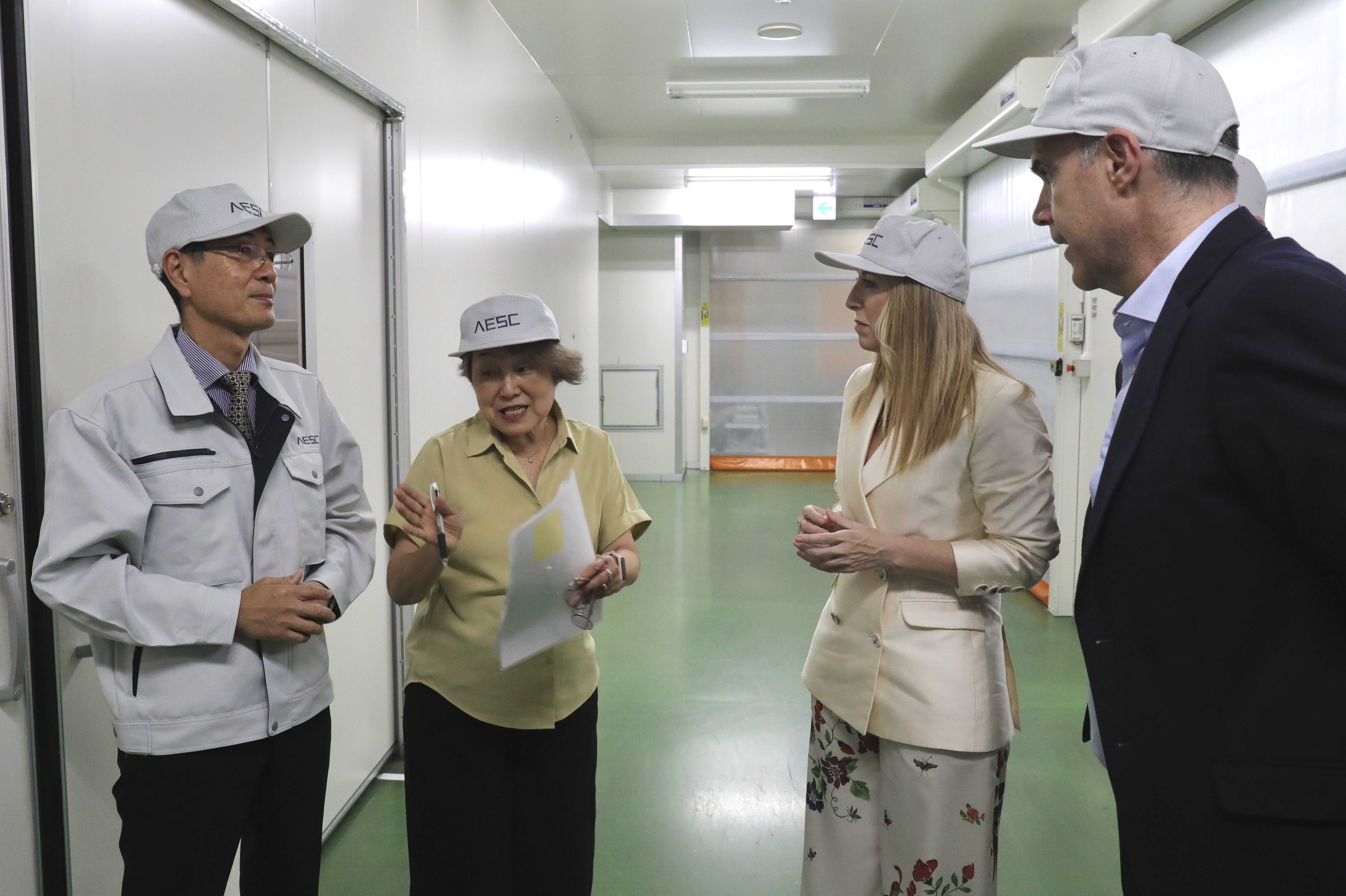 Image 2 of article La Junta de Extremadura visita en Zama la gigafactoría más antigua de AESC, compañía japonesa que construirá la fábrica de baterías de Navalmoral de la Mata