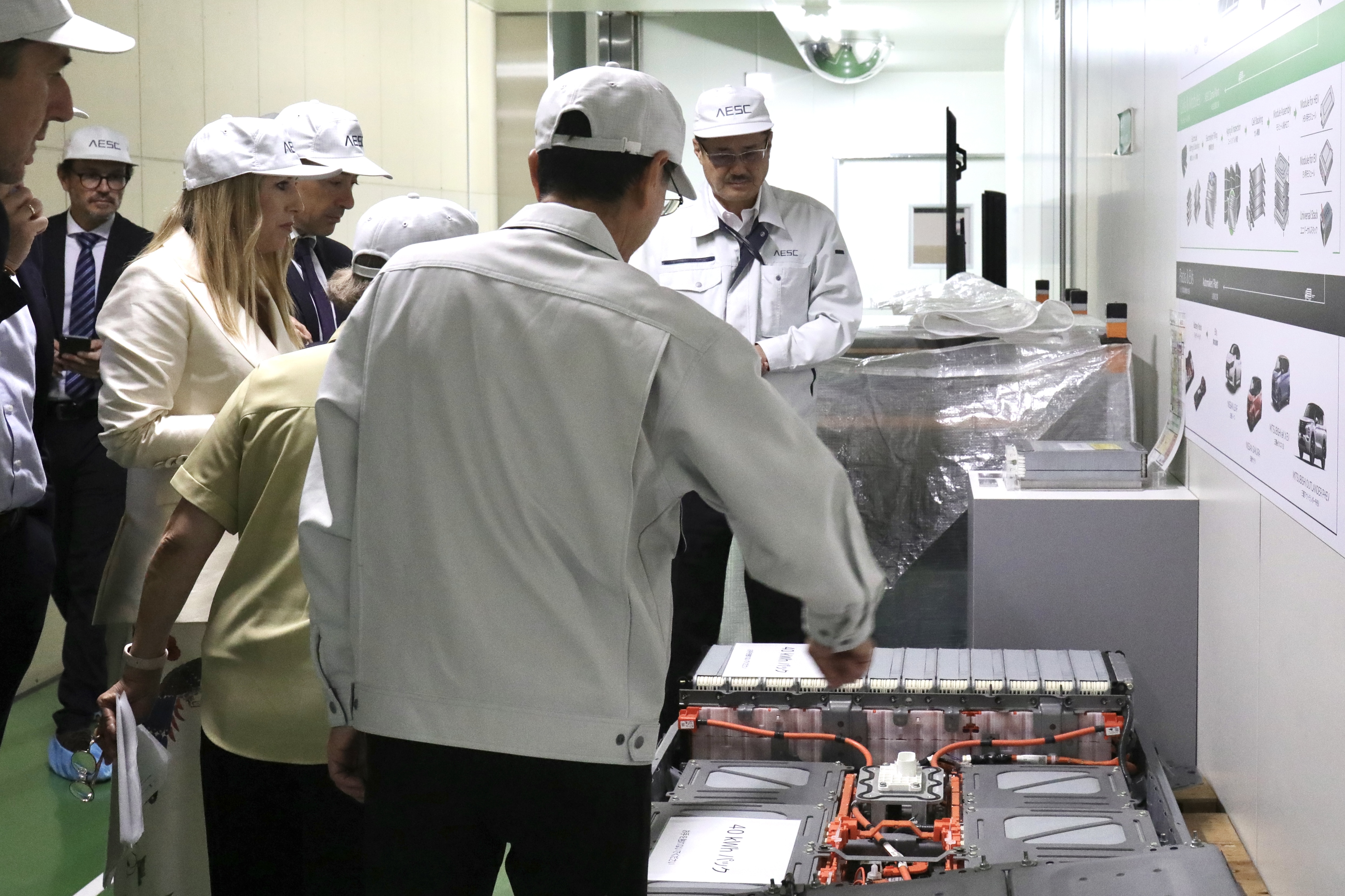 Image 3 of article La Junta de Extremadura visita en Zama la gigafactoría más antigua de AESC, compañía japonesa que construirá la fábrica de baterías de Navalmoral de la Mata