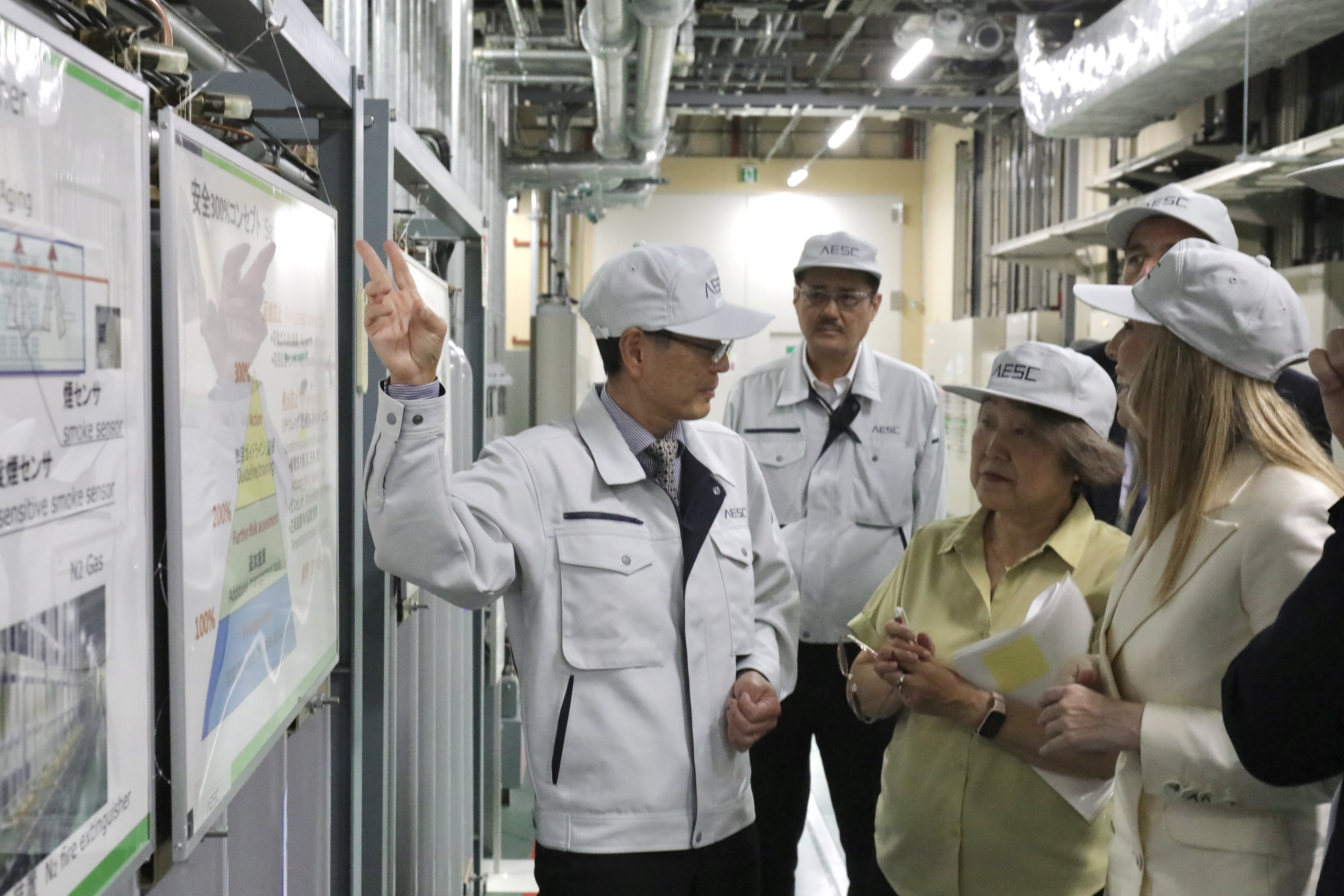 Image 5 of article La Junta de Extremadura visita en Zama la gigafactoría más antigua de AESC, compañía japonesa que construirá la fábrica de baterías de Navalmoral de la Mata