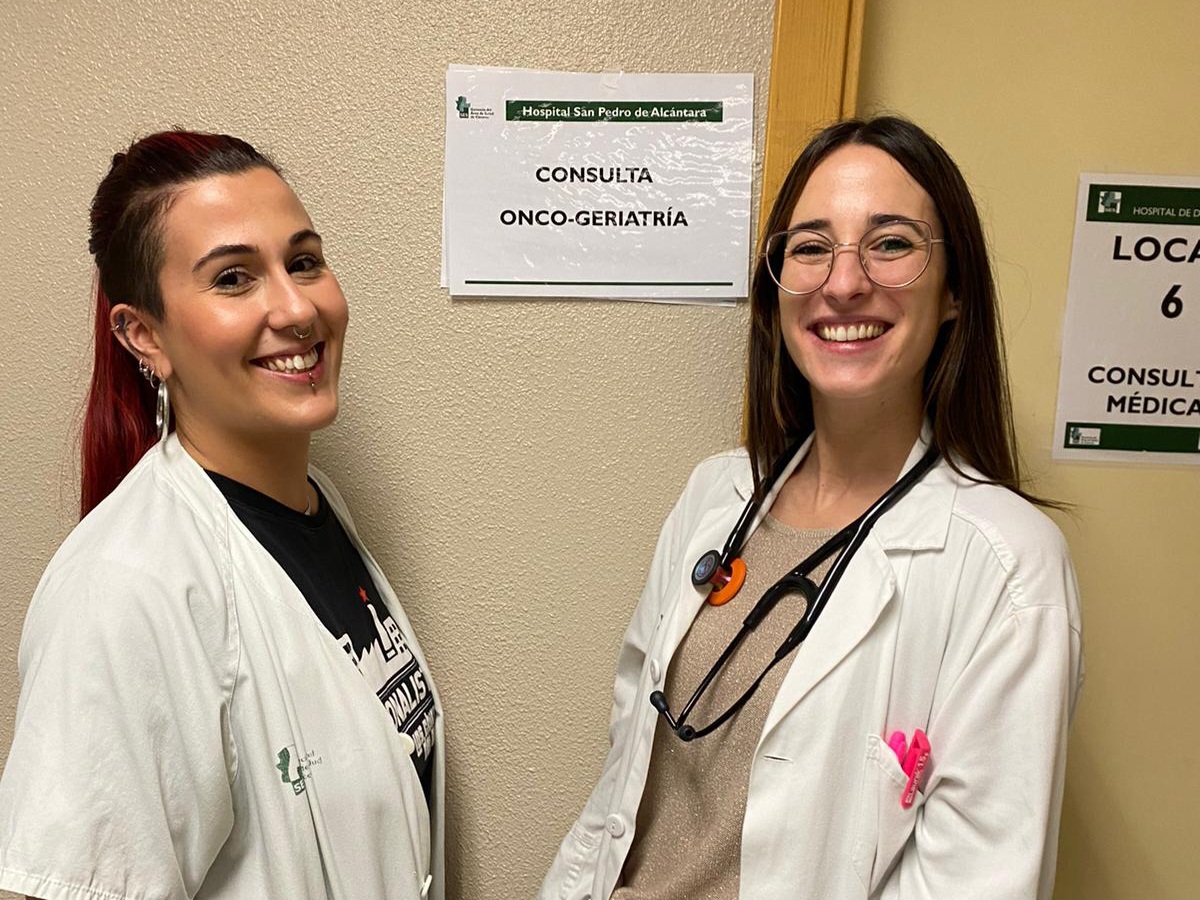 Equipo médico de oncogeriatría: enfermera Jara Escribano Latorre y doctora Alejandra Cespedes Diego.