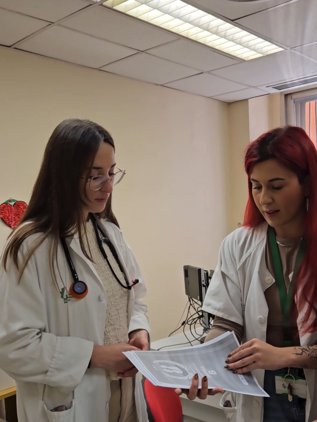 Equipo médico de oncogeriatría: enfermera Jara Escribano Latorre y doctora Alejandra Cespedes Diego.