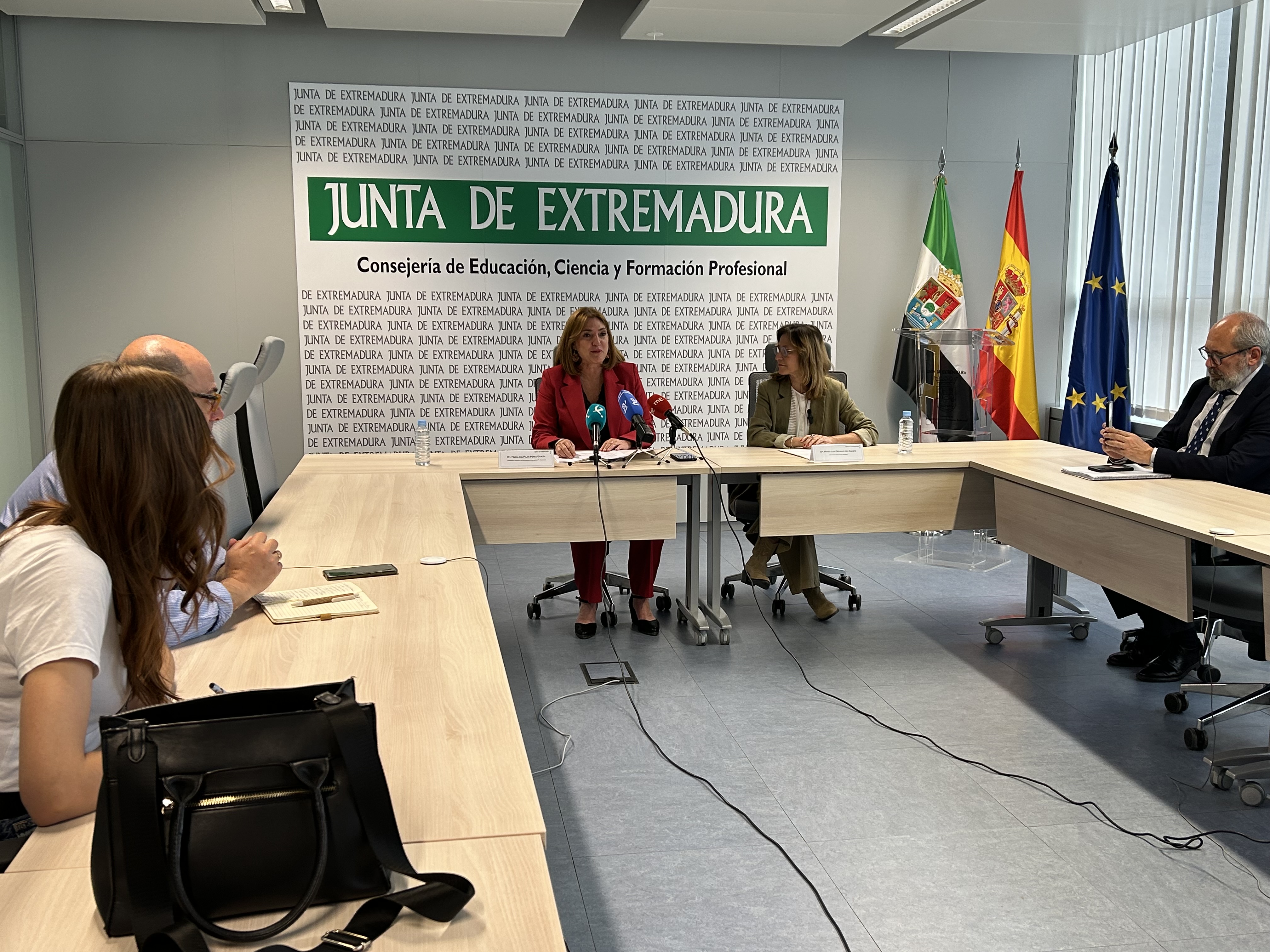 Secretarias generales y periodistas