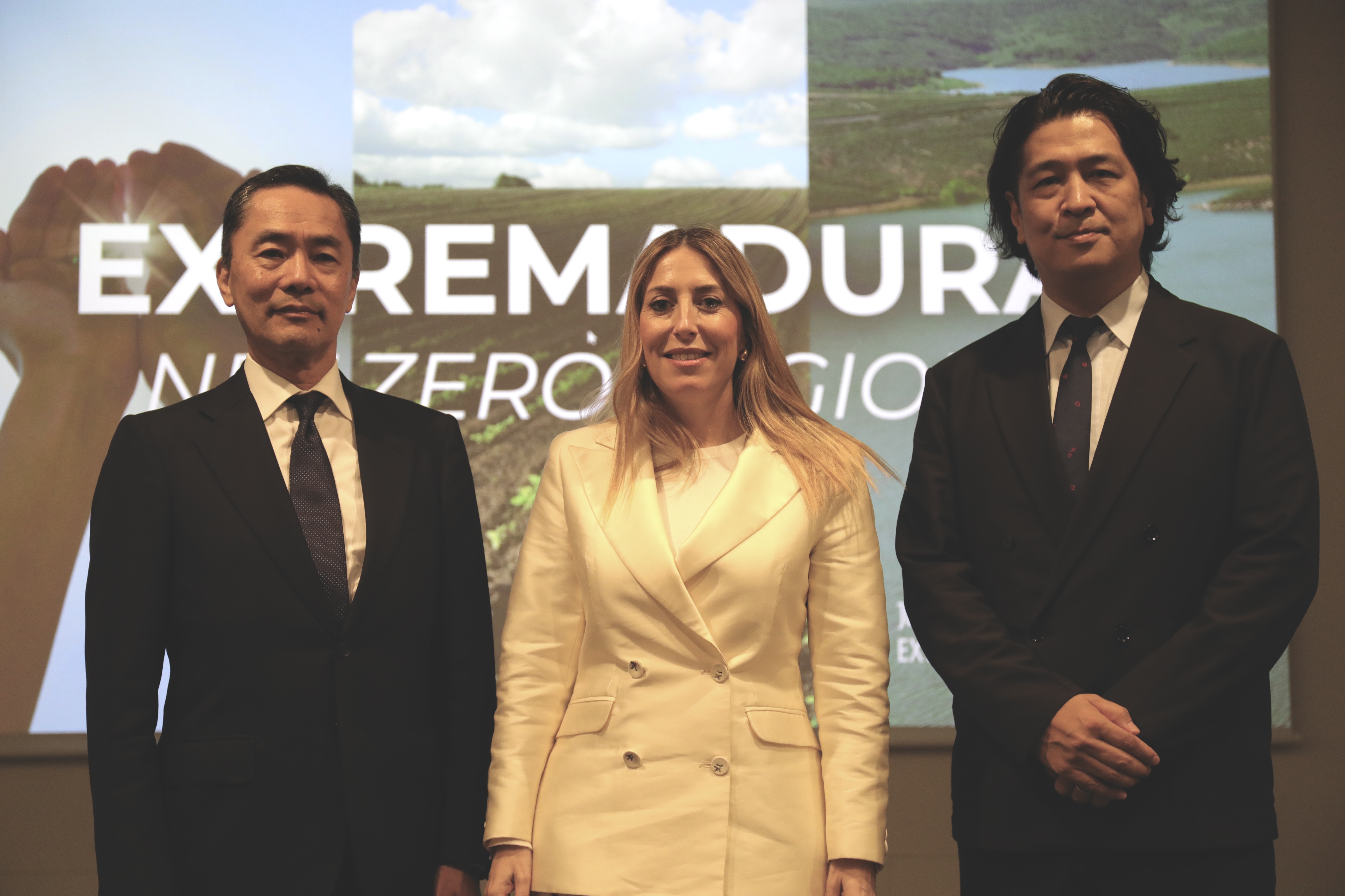 La presidenta de la Junta de Extremadura, María Guardiola, junto a autoridades asistentes.