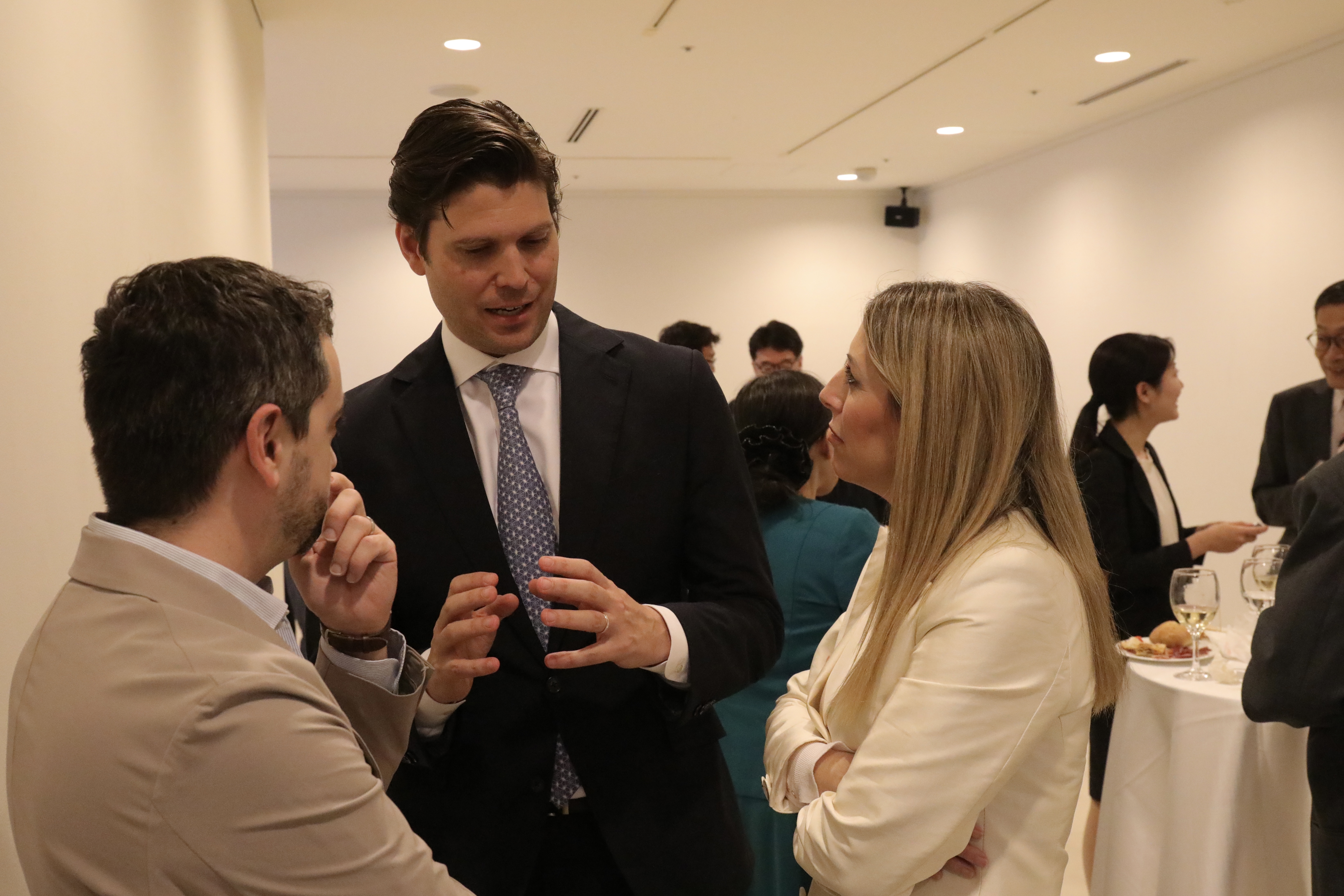 La presidenta de la Junta de Extremadura, María Guardiola, junto a autoridades asistentes.