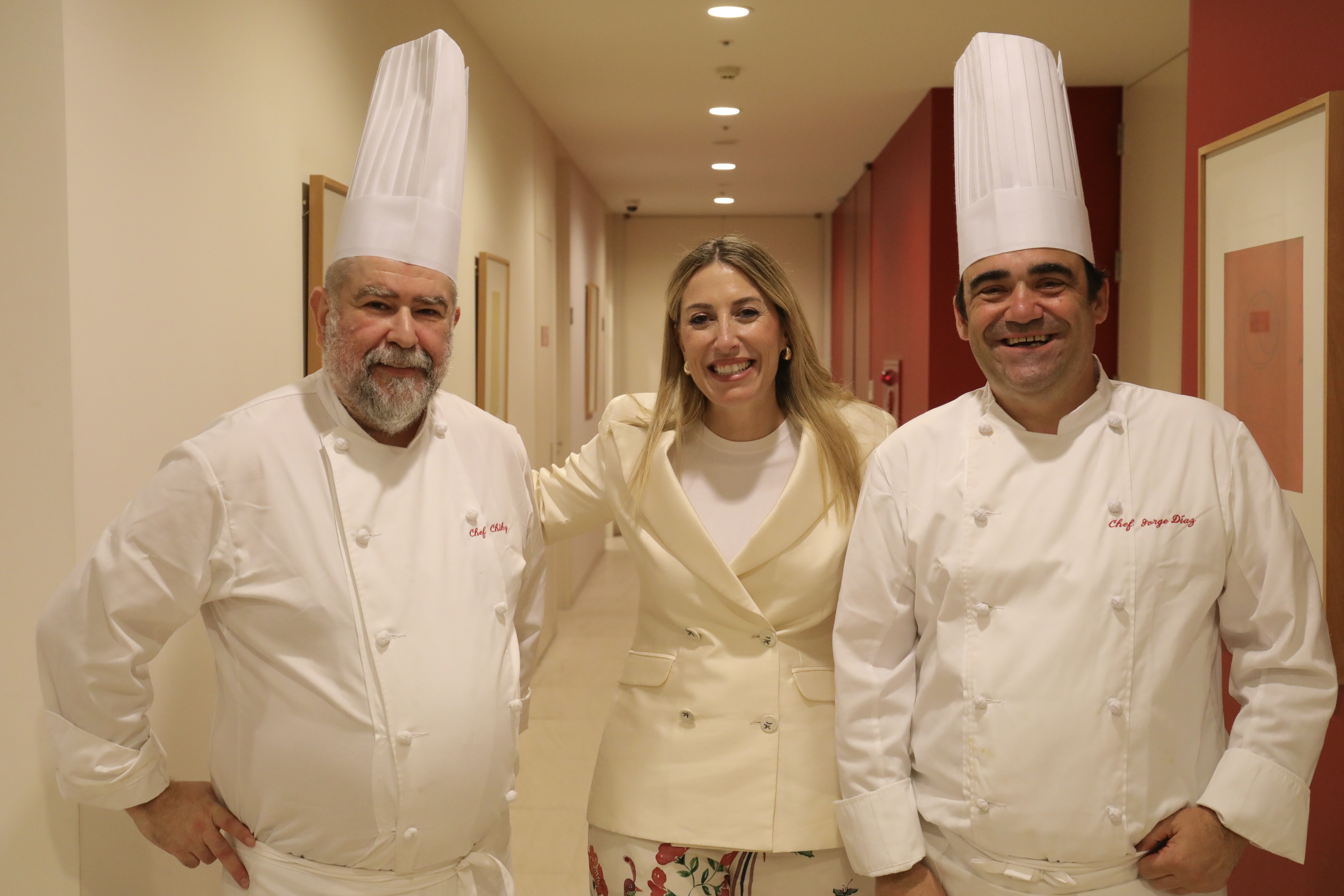 La presidenta de la Junta de Extremadura, María Guardiola, junto a chefs.
